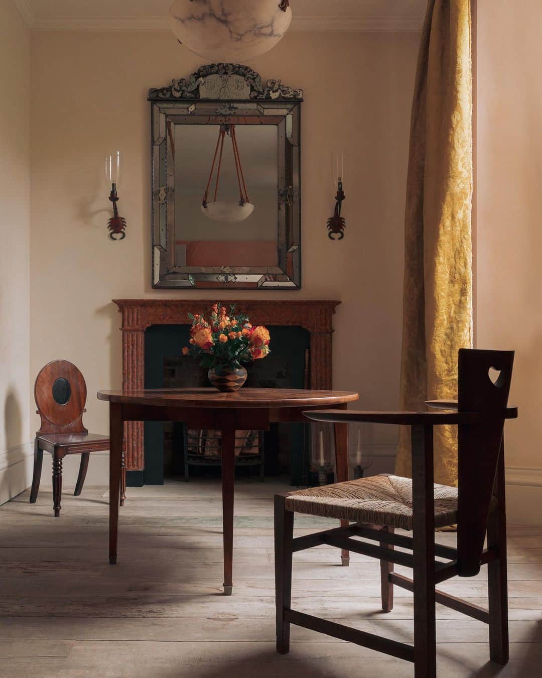 のインスタグラム：「A serene sitting room 🪑 “I wanted to combine playfulness with a monastic simplicity and function,” says interior designer @roseuniacke in Issue Forty-Three.  (Photo: @christianmandersen)」