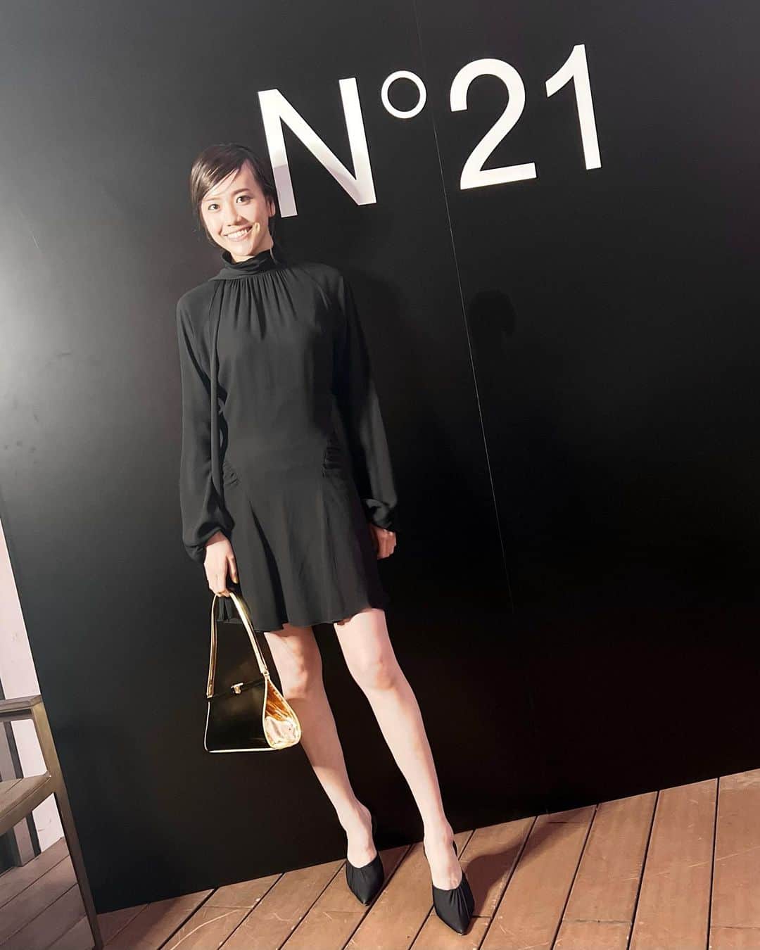 装苑さんのインスタグラム写真 - (装苑Instagram)「N°21 （ヌメロ ヴェントゥーノ）のクリエイティブディレクター、アレッサンドロ・デラクアが福岡店のオープンを記念して来日！ 東京🗼でもデラクアを迎える一夜限りのパーティーが開催されていました。 ゲストたちのすてきなN°21スタイルをチェック❤️」6月23日 22時05分 - soenonline