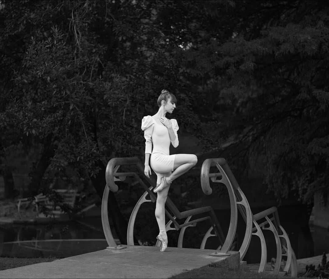 ballerina projectのインスタグラム：「𝐍𝐚𝐭𝐚𝐥𝐢𝐞 𝐕𝐚𝐫𝐧𝐮𝐦 in Houston.   @natisacoolkid #natalievarnum #ballerinaproject #ballerina #ballet #buffalobayoupark #houston @selkie #selkie #pointeshoes   Ballerina Project 𝗹𝗮𝗿𝗴𝗲 𝗳𝗼𝗿𝗺𝗮𝘁 𝗹𝗶𝗺𝗶𝘁𝗲𝗱 𝗲𝗱𝘁𝗶𝗼𝗻 𝗽𝗿𝗶𝗻𝘁𝘀 and 𝗜𝗻𝘀𝘁𝗮𝘅 𝗰𝗼𝗹𝗹𝗲𝗰𝘁𝗶𝗼𝗻𝘀 on sale in our Etsy store. Link is located in our bio.  𝙎𝙪𝙗𝙨𝙘𝙧𝙞𝙗𝙚 to the 𝐁𝐚𝐥𝐥𝐞𝐫𝐢𝐧𝐚 𝐏𝐫𝐨𝐣𝐞𝐜𝐭 on Instagram to have access to exclusive and never seen before content. 🩰」