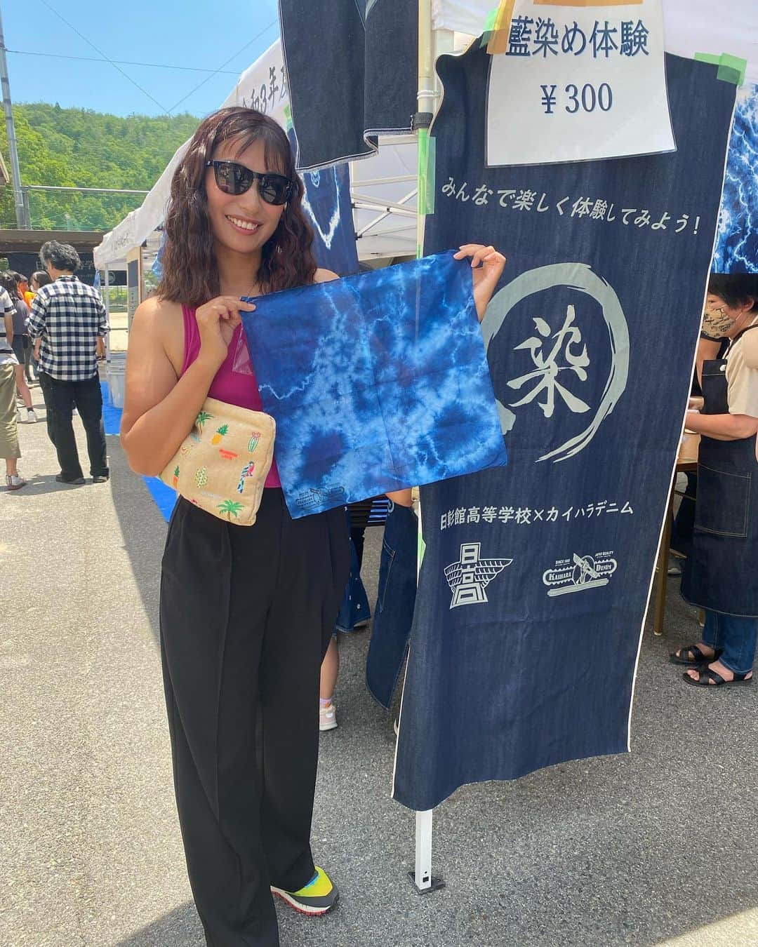 エマ中岡優姫のインスタグラム：「サニちゃんと私の母校の 文化祭に行ってきたよ♪ そして藍染体験✨ なんと1枚300円で体験させてもらえた🩷 かわいい〜✨ しかも藍染って 防虫効果あるんだって！ 絶対キャンプに持っていこー✨ サニーちゃんも私も 可愛くできて大満足💯🩷 母校に卒業して行ってなかったけん なんか久々教室とかみれて 嬉しかった〜✨ カイハラのみなさん ありがとうございます🤗 またこういう体験したいな〜✨ #藍染  #サニ坊とエママの日常  #母校  #文化祭  #男の子ママ」