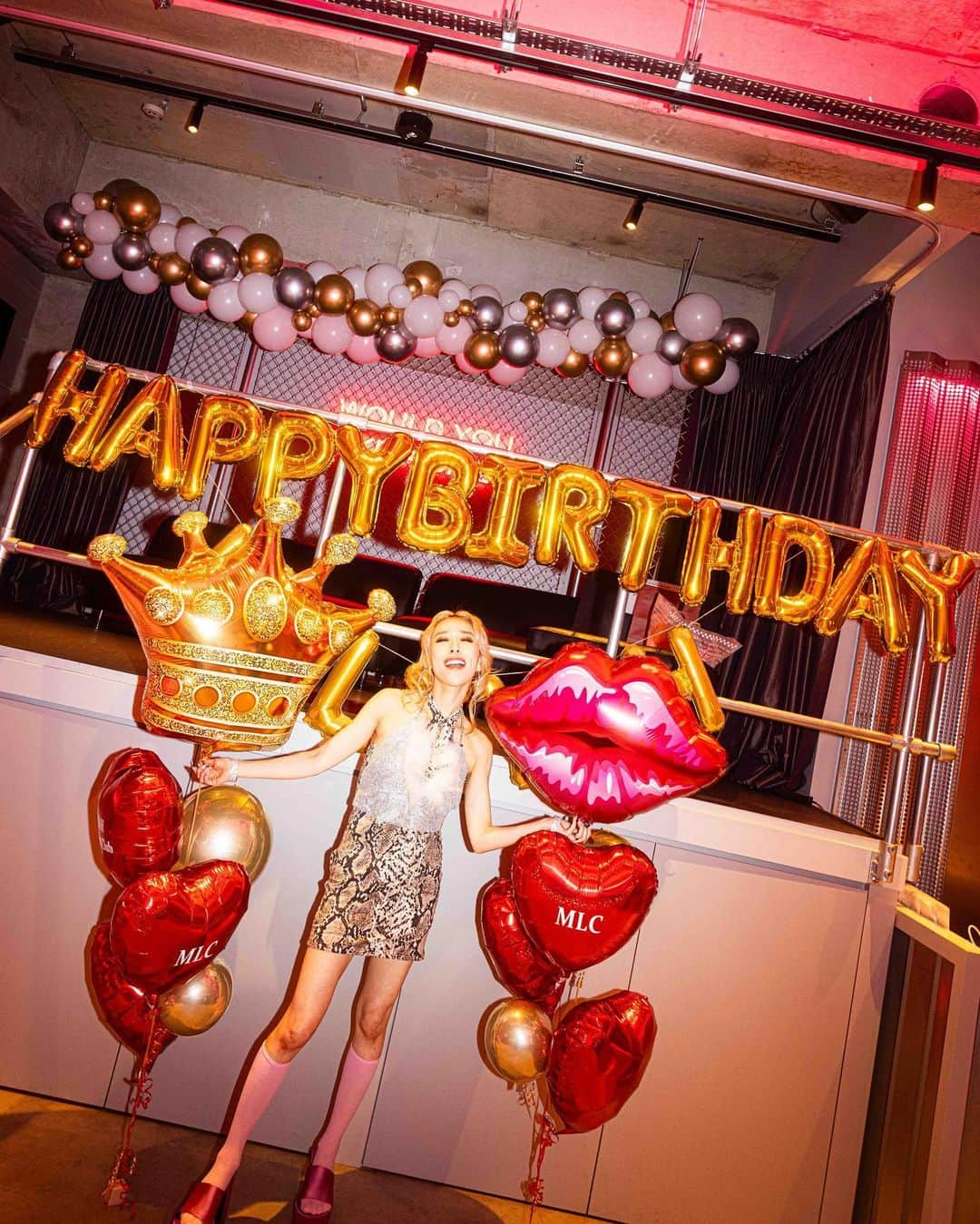 加藤ミリヤさんのインスタグラム写真 - (加藤ミリヤInstagram)「MY BIRTHDAY BASH 6.22🖤🩶🖤 この世界に生まれて、同じ時代を共に生きているみんなの存在が尊い。 この人生を楽しく生き抜いていこうね！ 私は歳を重ねたたびに自分の底力を感じる。 愛する人たち。 あなたが私を愛してくれる以上に私はあなたを愛すよ！  @picky.the.shop_bar  @jeffersonsballoon  @photoby217  @makeup_meinoda  @haruhi0322  協力してくれたみなさまにありがとう♡ 最高なロケーションで最高なみんなと最高な瞬間を残せました。ファンのみんなに喜んでもらえるパーティーになってよかった！」6月23日 22時09分 - miliyahtokyo