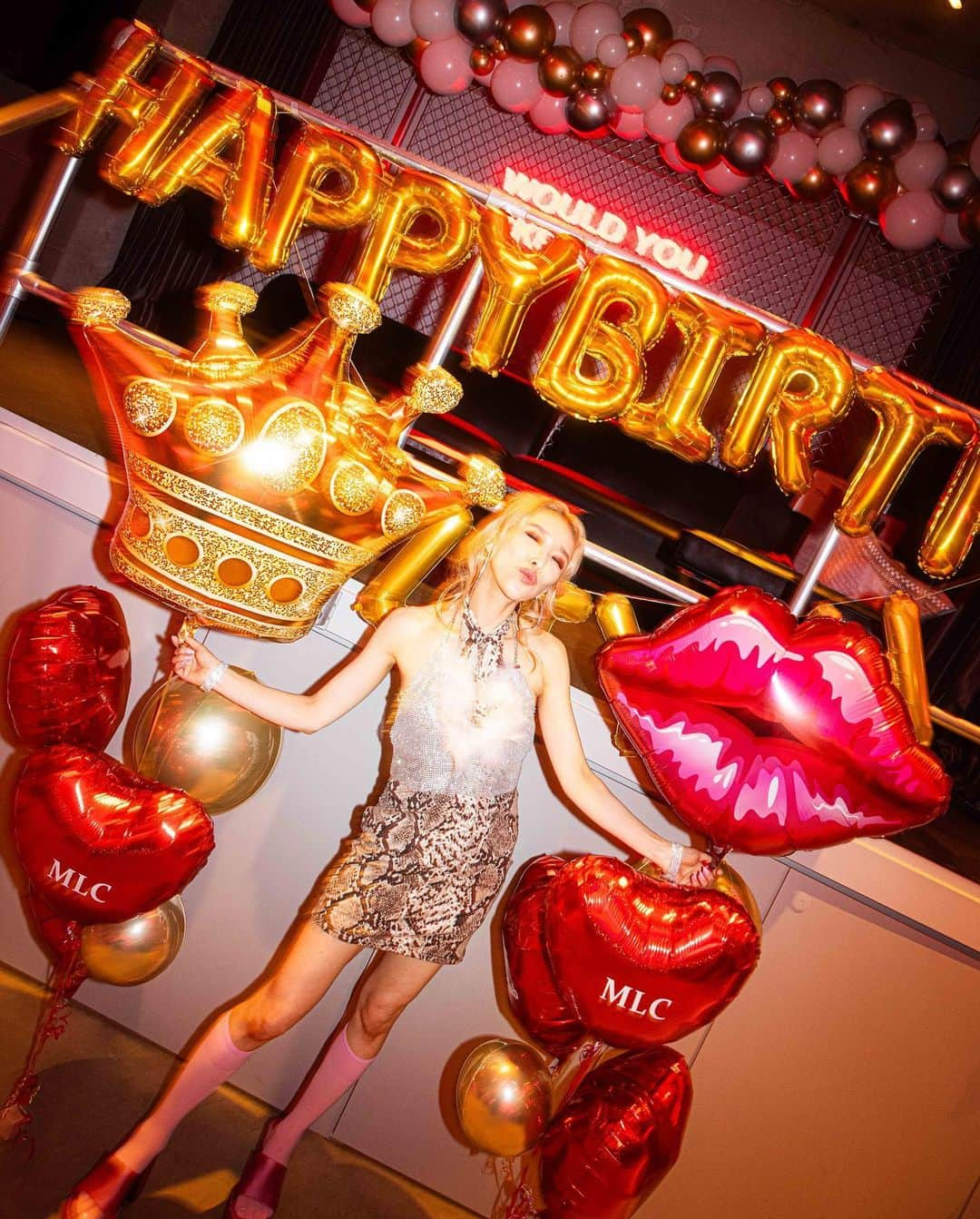 加藤ミリヤのインスタグラム：「MY BIRTHDAY BASH 6.22🖤🩶🖤 この世界に生まれて、同じ時代を共に生きているみんなの存在が尊い。 この人生を楽しく生き抜いていこうね！ 私は歳を重ねたたびに自分の底力を感じる。 愛する人たち。 あなたが私を愛してくれる以上に私はあなたを愛すよ！  @picky.the.shop_bar  @jeffersonsballoon  @photoby217  @makeup_meinoda  @haruhi0322  協力してくれたみなさまにありがとう♡ 最高なロケーションで最高なみんなと最高な瞬間を残せました。ファンのみんなに喜んでもらえるパーティーになってよかった！」