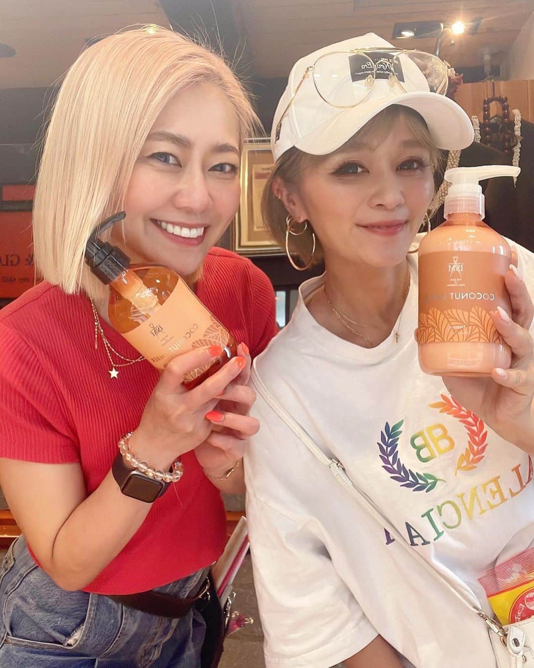 宮下美恵のインスタグラム：「夏は迷わずココナッツ🥥🥥🥥 シャンプー🧴&トリートメント💓  何処で買えますか？ 通販ありますか？ など度々DMありますが、 お近くのドンキホーテでも💓  #夏#夏のヘアケア#ココナッツ#シャンプー#トリートメント#香り#香りのある暮らし」