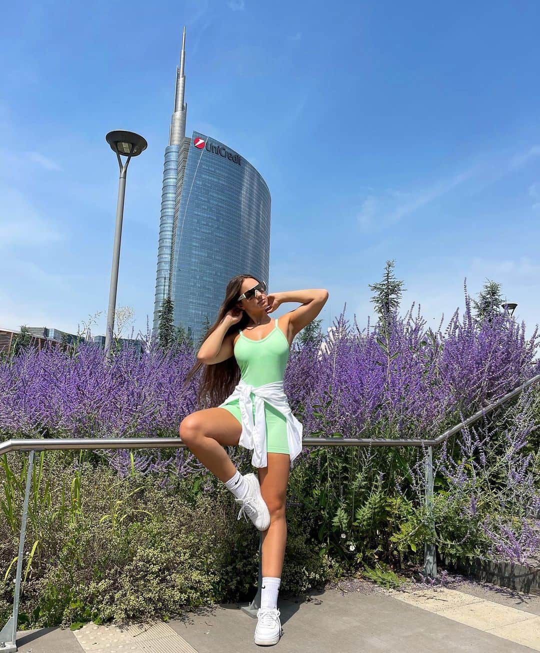 ニコルのインスタグラム：「Milão e seu mini Burj Khalifa 😂🇮🇹  #milan #milano #italia #litaly」