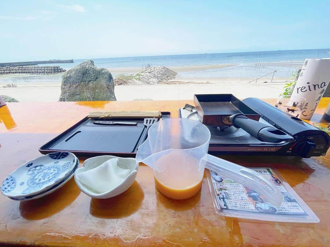 綾瀬麗奈さんのインスタグラム写真 - (綾瀬麗奈Instagram)「. 海を眺めながら釜飯ランチ♡ 知多の美浜町へ行ってきました🌿✨  伺ったのは @naya_mihama さん🍽️  🌸自分で作るだし巻き玉子 自分で焼くスタイル！！ 海見ながら料理できるの斬新すぎます😆🍳 卵液が多いのですごく作りやすくて とってもありがたい…🥹  🌸お手軽釜めし御膳 約30種類から好きな釜飯を選んで、 前菜やお刺身などが付いてきます♡ 優柔不断な私は人気no.1のタコにしました🐙 まずはそのままを楽しんで、 薬味やお出汁で味変♡ 何度も楽しめます🍚  海を眺めながらのランチは 落ち着いた時間を過ごす事ができました！  駐車場も完備されているのですが、 横幅の大きい車だと少し大変そうでしたので お気をつけ下さい☺️💐  .  #愛知ランチ　#名古屋グルメ #絶景カフェ　#知多半島ランチ　#愛知観光　#納屋　#愛知グルメ　#おいしゅうございま知多　#美浜バイト　#PR #知多ランチ　#美浜町ランチ　#知多グルメ　#美浜グルメ　#海の見えるカフェ　#知多半島　#知多　#美浜町」6月23日 22時13分 - ayasereina