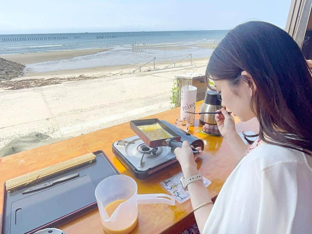 綾瀬麗奈さんのインスタグラム写真 - (綾瀬麗奈Instagram)「. 海を眺めながら釜飯ランチ♡ 知多の美浜町へ行ってきました🌿✨  伺ったのは @naya_mihama さん🍽️  🌸自分で作るだし巻き玉子 自分で焼くスタイル！！ 海見ながら料理できるの斬新すぎます😆🍳 卵液が多いのですごく作りやすくて とってもありがたい…🥹  🌸お手軽釜めし御膳 約30種類から好きな釜飯を選んで、 前菜やお刺身などが付いてきます♡ 優柔不断な私は人気no.1のタコにしました🐙 まずはそのままを楽しんで、 薬味やお出汁で味変♡ 何度も楽しめます🍚  海を眺めながらのランチは 落ち着いた時間を過ごす事ができました！  駐車場も完備されているのですが、 横幅の大きい車だと少し大変そうでしたので お気をつけ下さい☺️💐  .  #愛知ランチ　#名古屋グルメ #絶景カフェ　#知多半島ランチ　#愛知観光　#納屋　#愛知グルメ　#おいしゅうございま知多　#美浜バイト　#PR #知多ランチ　#美浜町ランチ　#知多グルメ　#美浜グルメ　#海の見えるカフェ　#知多半島　#知多　#美浜町」6月23日 22時13分 - ayasereina