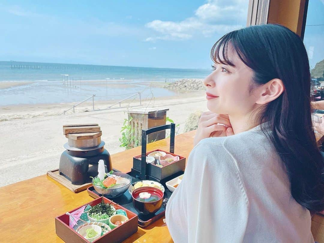 綾瀬麗奈のインスタグラム：「. 海を眺めながら釜飯ランチ♡ 知多の美浜町へ行ってきました🌿✨  伺ったのは @naya_mihama さん🍽️  🌸自分で作るだし巻き玉子 自分で焼くスタイル！！ 海見ながら料理できるの斬新すぎます😆🍳 卵液が多いのですごく作りやすくて とってもありがたい…🥹  🌸お手軽釜めし御膳 約30種類から好きな釜飯を選んで、 前菜やお刺身などが付いてきます♡ 優柔不断な私は人気no.1のタコにしました🐙 まずはそのままを楽しんで、 薬味やお出汁で味変♡ 何度も楽しめます🍚  海を眺めながらのランチは 落ち着いた時間を過ごす事ができました！  駐車場も完備されているのですが、 横幅の大きい車だと少し大変そうでしたので お気をつけ下さい☺️💐  .  #愛知ランチ　#名古屋グルメ #絶景カフェ　#知多半島ランチ　#愛知観光　#納屋　#愛知グルメ　#おいしゅうございま知多　#美浜バイト　#PR #知多ランチ　#美浜町ランチ　#知多グルメ　#美浜グルメ　#海の見えるカフェ　#知多半島　#知多　#美浜町」