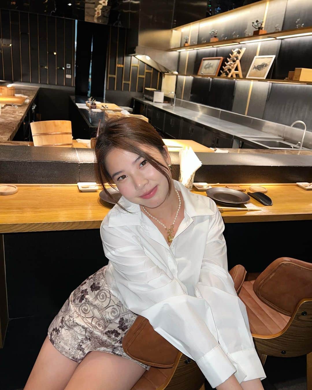 フォン＝サナンタチャット タナパットピサーンのインスタグラム：「🍙 แปะพิกัด Omakase อีกร้านนึงที่ฝนชอบมากๆ บรรยากาศร้านทำ แบบ open kitchen ได้เห็นเชฟเตรียมวัตถุดิบต่างๆแบบเพลินๆ อร่อยทุกคำ มีปลาที่หาทานได้ยากกว่าร้านอื่นด้วยย แถมเชฟน่ารัก คอยให้ความรู้เรื่องเยอะมากก 🍙」