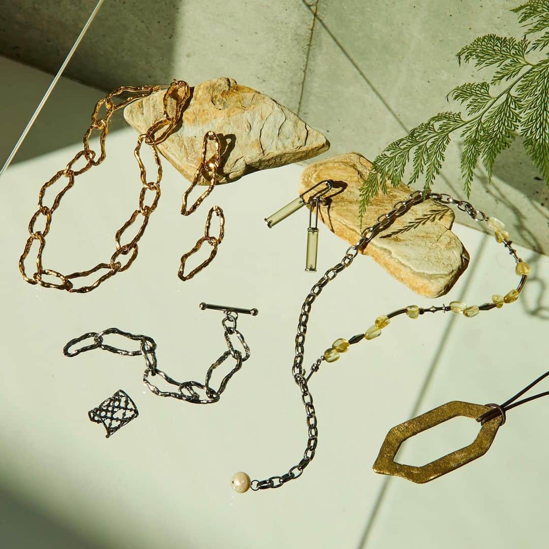 アデルのインスタグラム：「#aderbijoux #ADER #jewelry #accessory #23ss photo by @yusuke.y_ph」