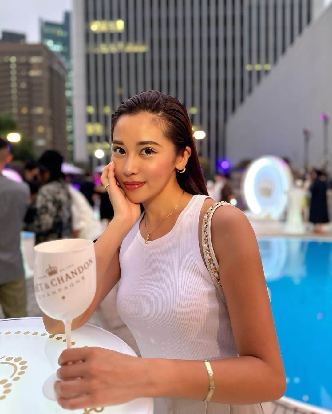 のインスタグラム：「ANA インターコンチネンタルホテル東京  ガーデンプールにて 「モエ・エ・シャンドン」の ラグジュアリーな 世界観をイメージした空間  『Summer Beach Club with  Moët & Chandon by the skyline』を 夏季限定でオープン🥂💕  今日はオープンニングパーティーに お邪魔してきました✨  開催期間は 2023年6月24日(土) ～ 9月30日(土)  是非この夏に遊びに行ってみてください👙  #Hostedby @moetchandon #MoetChandonbytheskyline #ANAインターコンチネンタルホテル東京 #moetchandon #モエシャンドン #Sponsored #DrinkResponsibly」