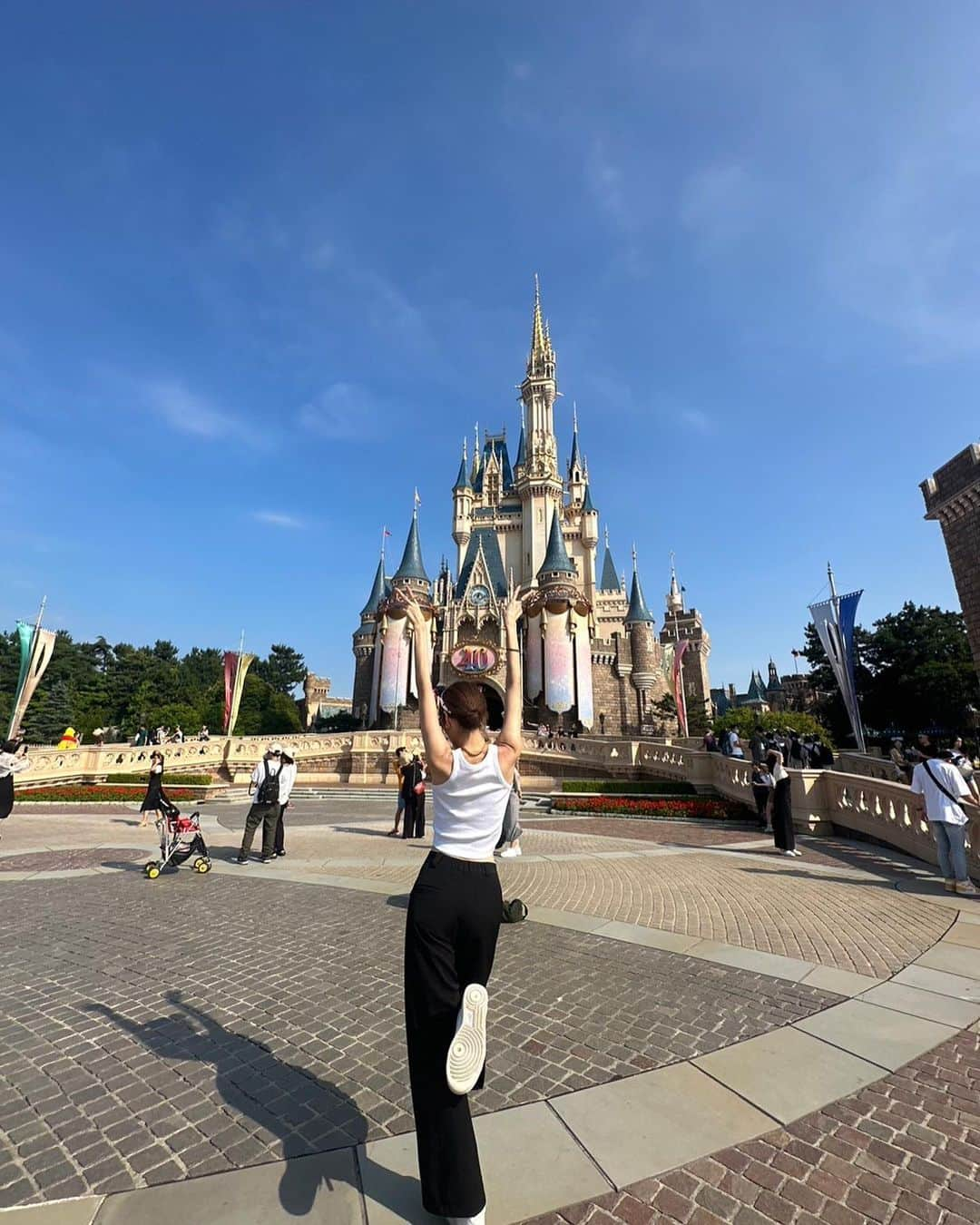 楓さんのインスタグラム写真 - (楓Instagram)「Tokyo Disney Land🏰40th Anniversary with my childhood friends for the first time in four years:)  4年ぶりに幼馴染たちと🫶楽しすぎた  #トーキョーディズニーランド」6月23日 22時17分 - kaede_