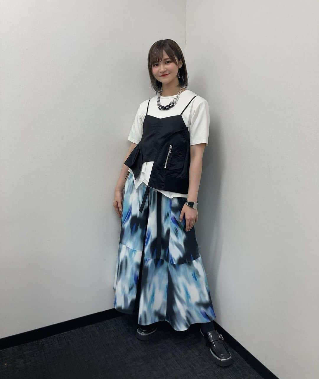 小市眞琴のインスタグラム：「本日の衣装🪶 馳井静句さんのイメージカラー、水色のスカート✨ 上はピアスもネックレスもモノトーン メイドの色（？）ですね 今回も素敵なコーディネートにして頂きました！  アニメは7月5日よりスタート！ 観てくださいね🪶 #アンデッドガールマーダーファルス #アンファル #コーディネート」