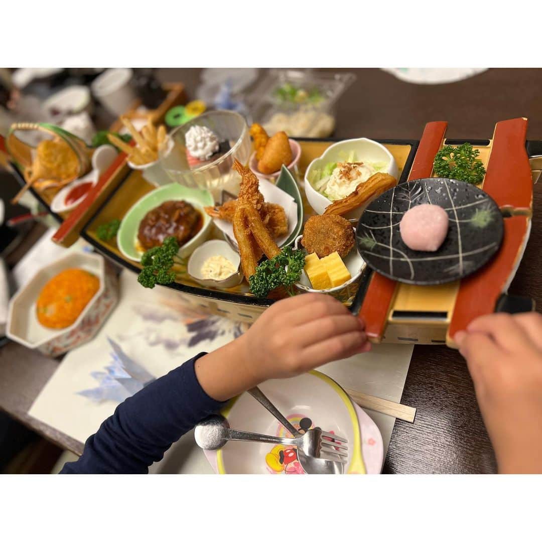 森麻季さんのインスタグラム写真 - (森麻季Instagram)「土肥温泉♨️  子連れにとても優しいお宿でした  ベビー、子どものもので必要なものありますか？とチェックインの段階でリストを見せてくださり、部屋に用意してくださいました  食事の時間、ペース、飽きてしまう子どものことを考えて提供してくださって助かりました  細やかな気遣いにホッとできた旅  #土肥温泉 #子連れ旅行 #伊豆旅行 #家族旅行 #温泉 #旅行 #5歳 #年中 #1歳5ヶ月 #備忘録  #大人と子どものご飯も一部載せました」6月23日 22時18分 - maki.mori_m