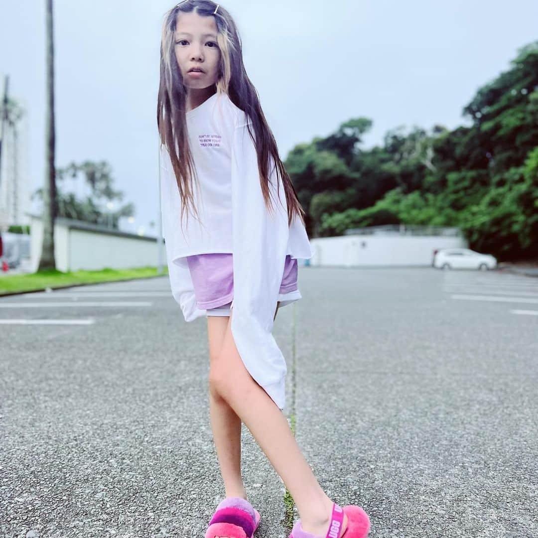 西山美希子のインスタグラム：「アブに刺されたよ😢のお顔。子どもたちもポピーも毎週末自然の虫に刺されてるw！こちらのトップスも在庫残りわずかです😢 @toiro__toiro」