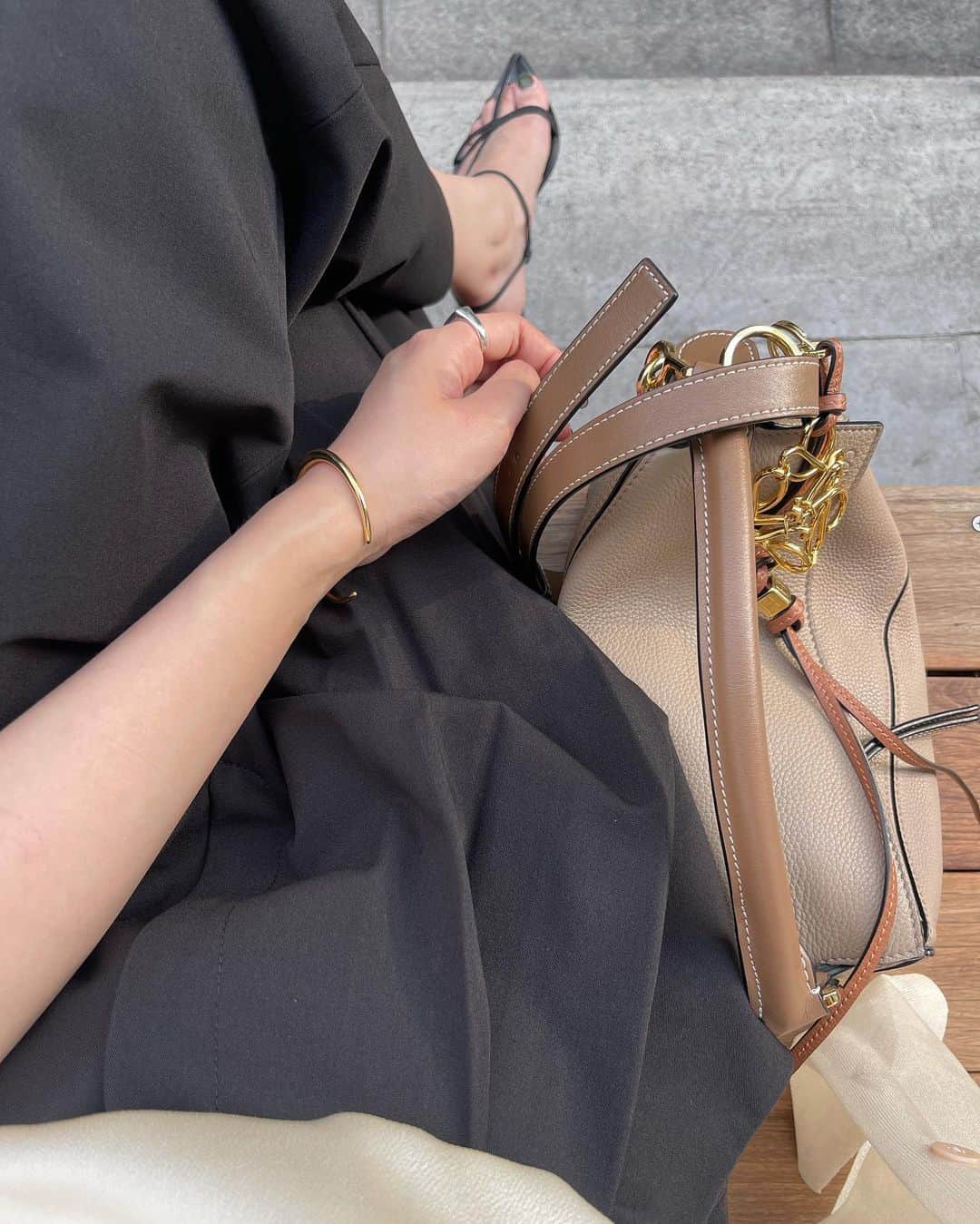 のインスタグラム：「🤍🤍 @loewe   #loewe」