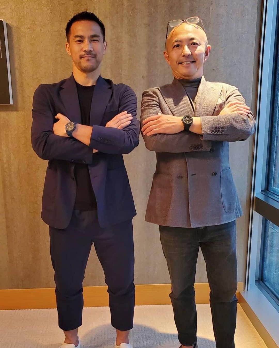 岡崎慎司のインスタグラム：「毎年恒例の熱い語り合い。 挑戦者としてお互い頑張る事を誓い合いました👍 ノルケインの新しい挑戦も応援してます！ ２つの新しいモデルもカッコいいし、こだわっています！ 皆さん是非この夏の相棒として考えみてください！👍」