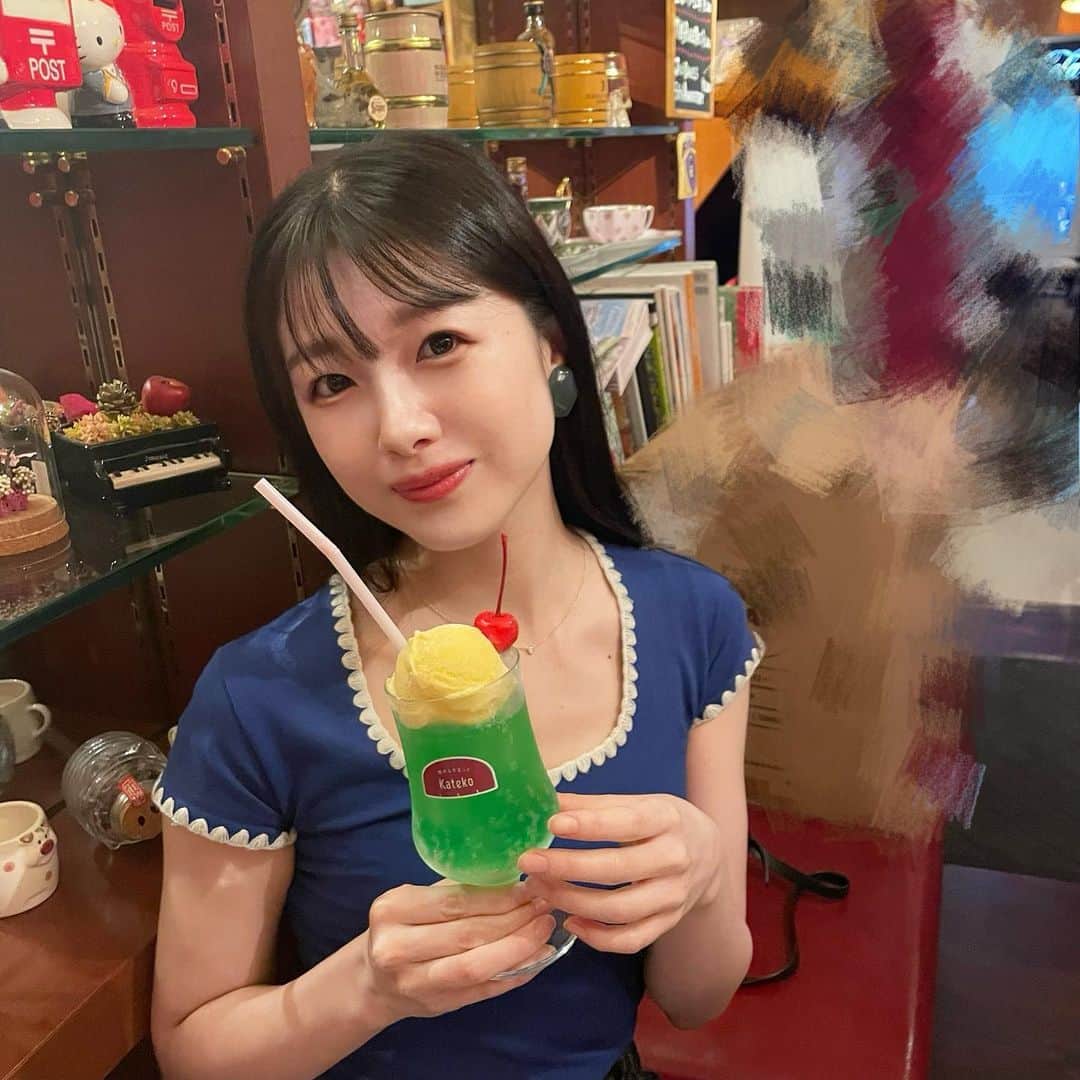 中西香菜のインスタグラム：「たけのライブ前にまろに誘ってもらって靖子さんとカレンさんとまろとラーメン博物館へ🍜💙  みんなで美味しいラーメンを食べたり、カフェしたり、本を読んだり、楽しいひとときでした☺️🫶  緊張してたんだけど、フレンドリーに接してくれてまろもたくさんお話ししてくれて嬉しかったです☺️☺️☺️☺️」