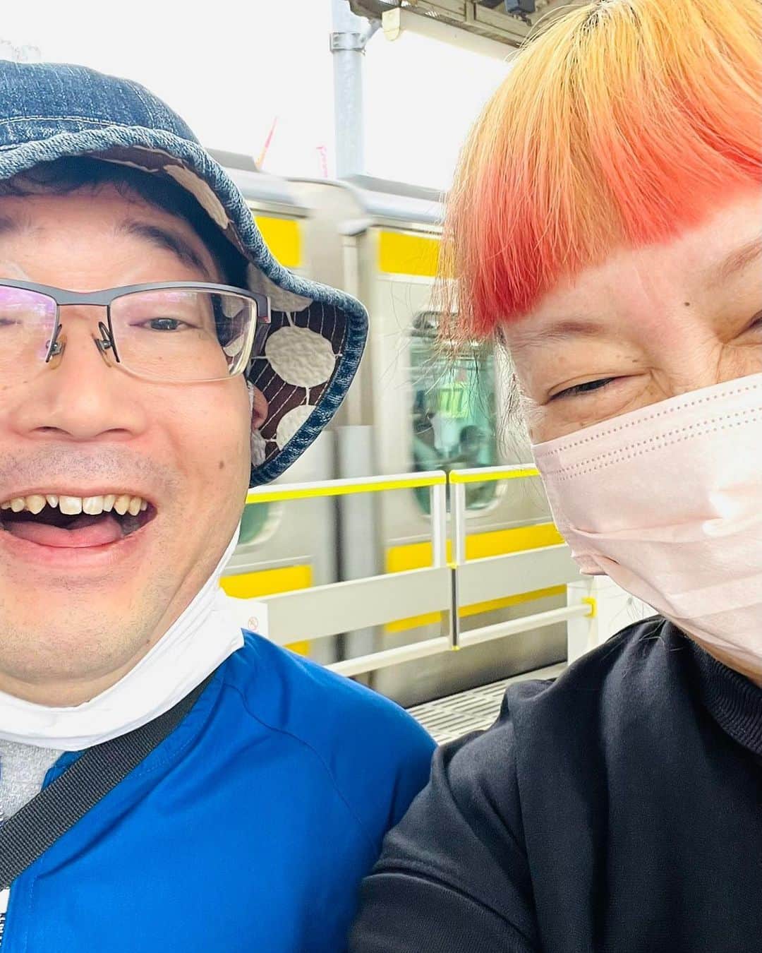 山口隆のインスタグラム：「今日は偶然にも真城めぐみさん(@mashiromegumi )とお会いする事ができました！ 嬉しい&幸せな気持ち😃 真城さんは永遠の不良少女って感じがホントにカッコイイよね！ 歌も激烈に上手いし、パンクな気持ちも感じるし、超最高なシンガーだと思います😃」