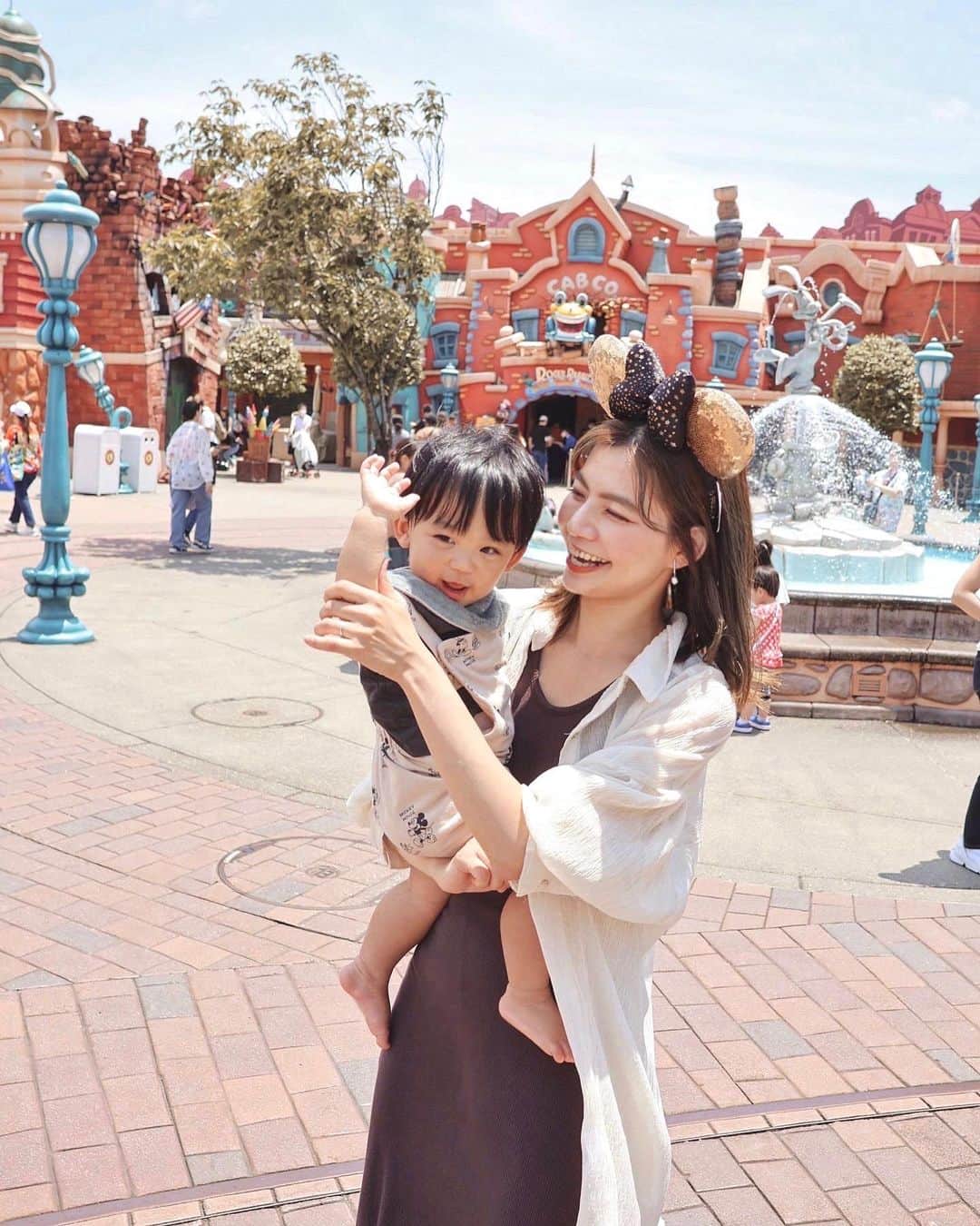 畑有里紗のインスタグラム：「初の子連れディズニー👶🏻🏰🫶 ディズニーデビューについて たくさんママさんからご質問いただいたので 私たちの過ごし方レポしてみます...✏️♡  2日間で乗ったアトラクションなどはこんな感じ💫  🎠アトラクション ✔︎プーさんのハニーハント ✔︎イッツァ・スモール・ワールド ✔︎美女と野獣(有料パス) ✔︎ミッキーのフィルハーマジック ✔︎ミッキーの家とミート・ミッキー ✔︎ビックサンダーマウンテン(大人だけ) ✔︎タートル・トーク ✔︎ソアリン(有料パス&大人だけ) ✔︎ジャングルカーニバル(大人だけ)  🎪ショー ✔︎ジャンボリミッキー！レッツダンス！ ✔︎クラスマウスビート ✔︎ミッキーのマジカルミュージックワールド ✔︎ディズニー・ハーモニー・イン・カラー(40周年パレード) ✔︎ビリーヴ！・〜シー・オブ・ドリームス  時間があれば乗ろうとしてたもの ✔︎ウエスタンリバー鉄道 ✔︎空飛ぶダンボ(1日目雨だったのでやめました) ✔︎スティッチ・エンカウンター ✔︎モンスターズインク ✔︎ジャングルクルーズ ✔︎バズ・ライトイヤーのアストロブラスター(現在休止中)  今回は1日目ランド、2日目ランド→17時以降のパスを追加購入してシーに向かってハシゴする形に🙆‍♀️ ホテル宿泊の特典アーリーインで2日とも15分早く入園できたおかげでアトラクションはほぼ待ち時間なしで乗れたよ◎ アーリーインしても9時前から動いているアトラクションは限られているので回り方には注意してね⚠️(2枚目に載せてます)  シーも久しぶりに行きたかったけど抽選ショーが1つしかないのと(ビックバンビート)アトラクションも大人向けが多いし、ディズニーデビューの息子を優先したくてその選択をしたんだけど結果どちらもランドで日中過ごせたおかげでたくさんの体験が一緒にできたので大満足でした🫶 子供がいるといつもより休憩もこまめに挟んで離乳食やおむつ替え、汗かいて着替えしたりなど、、いろんな時間を考えると1日だと回れる数も限られるし大人だけで回るディズニーよりさらにあっとゆうまに感じるしね。  1日目はすぐプーさんのハニーハント 1番に行ったけど歩いたらすぐ乗り場でした🍯 (9時回ると待ち時間は30〜40分くらいで夕方くらいでもそのくらいを継続してたよ) そのままファンタジーランドで乗れるものを順に回ったよ！  2日目は二つショーが当たって 当たらなかったジャンボリミッキーも見せてあげたくて アトラクションではなくショーを優先。  列の並びを確認するために近くで待機 まだ余裕がありそうだったから👶が寝ている間に 大人たちだけ交代でビックサンダーマウンテン乗ったよ🚂 9時半くらいには締め切ってたから絶対見たい人は早めのがいいかも🙆‍♀️(ジャンボリミッキーは野外なので日傘や扇風機など暑さ対策は忘れずにね)  トゥーンタウンにあるミッキーの家も待ち時間40〜50分をずっと継続してたから9時から待ち時間少ない時に向かうのも良さそう😚 (我が家は1日目2日目別の選択をとったので、ミッキーの家だけ40分くらいのとき👶のお昼寝の時間を狙って並びました)  アーリーインで早く入った人、早くから並んで入っている人はだいたい美女と野獣かソアリンに並ぶ人が多くてそこに集中してすぐに60分とかになってしまうから、その時間に空いてるところ全部回っちゃって、早めに昼食を取る🍴 (レストランもピークは席探しが大変になるので混む前に行くのがいいかなと⭐️) そして人気アトラクションはもう課金しちゃうスタイルが 子連れには合ってました😌 ベビーカーも持って入れないし赤ちゃん連れて1時間2時間はさすがに待てないので購入した時間の枠1時間の間に行けばすぐ乗り場に直行出来るから、それは活用したほうがパークの過ごし方が他の面で充実するかなと☺️👍  レンタルベビーカーは1000円で1日借りられるよ🙆‍♀️ 下調べをしている間にベビーカー盗難の記事を何個か見つけて夢の国でもそんな事実が起こるの？！と思い、、 びっくりしたんだけどその対策として我が家は ディズニーのベビーカーをレンタルして 家から持って行ったベビーカーと横並びにし自転車などに使うロックの鍵をどちらにも通して置いておくことに⭕️ アトラクション、ショーを含めて、ミートミッキーくらいしかベビーカー持って入れなくて体験中はほとんど近くのベビーカー置き場に置くことになるので、なにかと対策は必要なのかな？って思いました😌👍  ディズニーのベビーカーのみでもいいと思うけど 夏のような気温の時期なので日除けをしっかりできたり、お昼寝をしたときにフルフラットに出来ることなどを考えて自分たちのベビーカーも持って入りました🙆‍♀️ ランドとシーの移動中も使えたよ！ 起きてる時楽しそうに乗ってくれているときもあったし 荷物が増えても荷台にもなって楽だったので 結果貸りておいてよかったなと＾＾  過ごし方に関してはこんな感じかな？？ 少しでも参考になれば嬉しいな🏰🩷🩷 また食事やホテルも投稿する予定です！  #子連れディズニー#ディズニーレポ#子連れディズニーレポ#ディズニーデビュー」