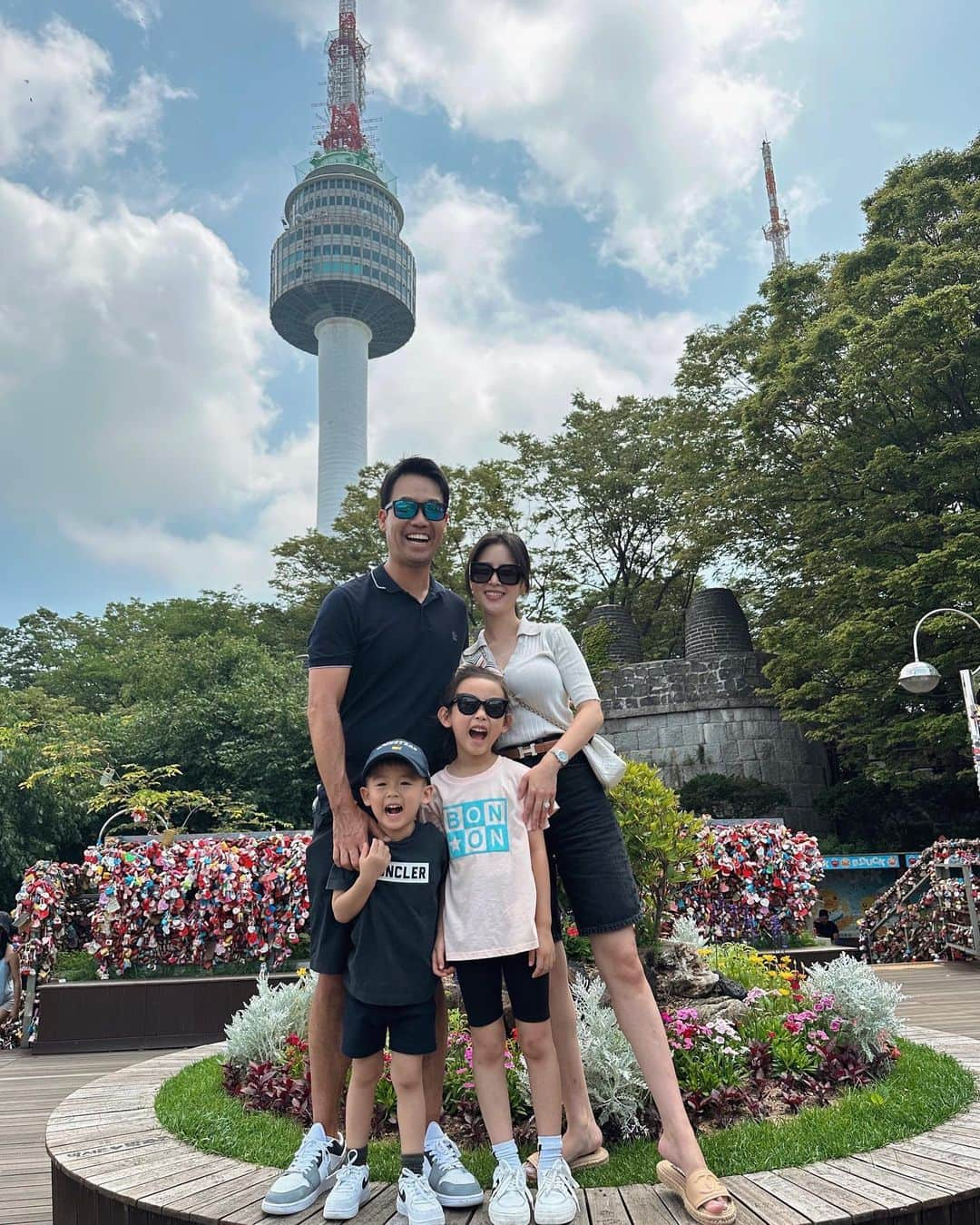 ケビン・ナさんのインスタグラム写真 - (ケビン・ナInstagram)「family time in Seoul! 🇰🇷 #seoultower #hanokvillage」6月23日 22時22分 - kevinna915