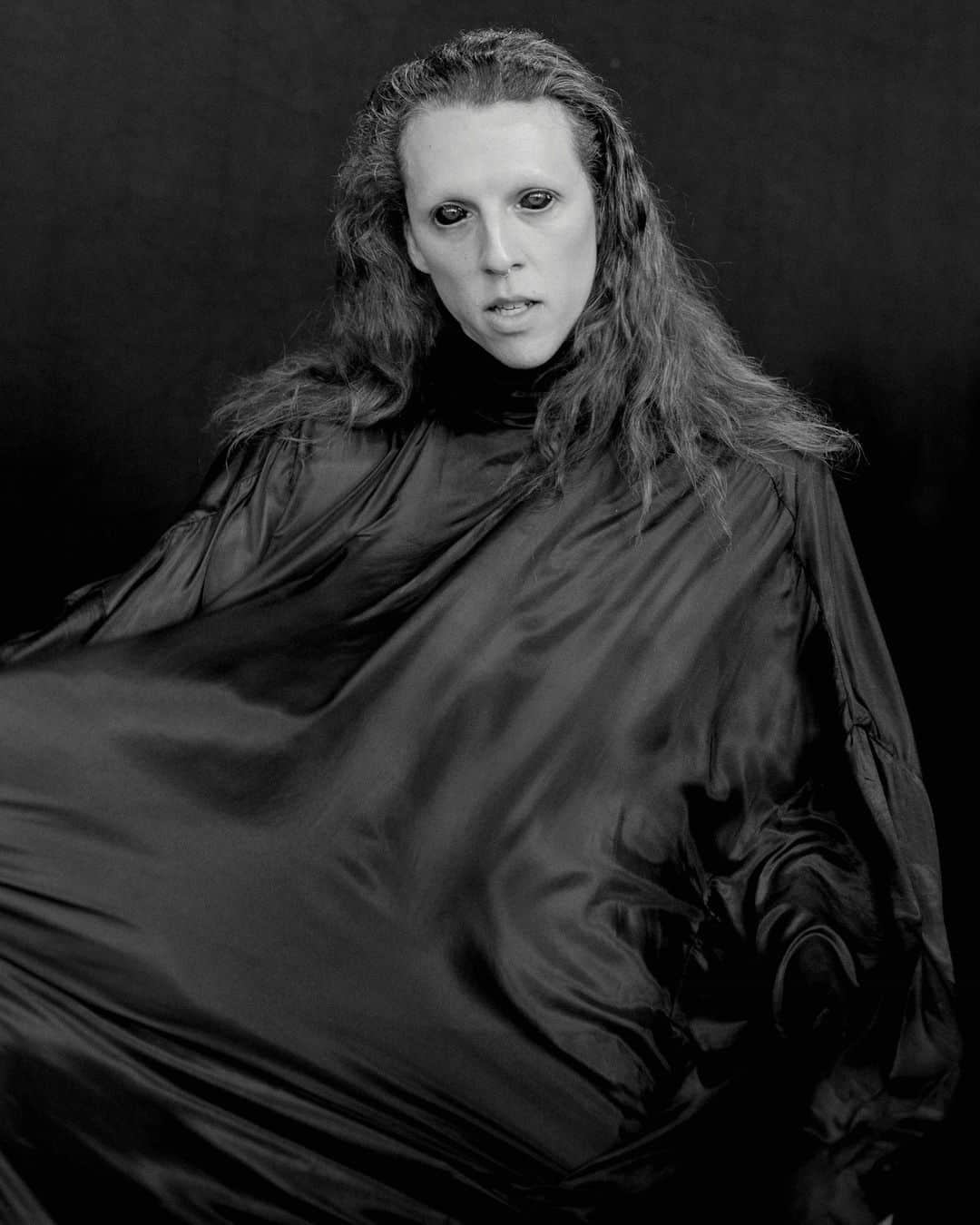 AnOther Magazineのインスタグラム：「@rickowensonline's latest collection may be gothic, but it's all about joy 🏴⁠ ⁠ Yesterday afternoon, amidst explosions of multicoloured smoke in Palais de Tokyo’s gargantuan courtyard, Rick Owens’ Spring/Summer 2024 menswear show presented rippling black ensembles with cinched waists, ultra-long sleeves, pointy shoulders, and clumpy boots. ⁠ ⁠ “With our world conditions under increasing threat, jubilance seems like the wrong note but maybe it’s the only correct moral response?” Owens wrote in his show notes. “Beyond being nice to each other, isn’t personal joy what we are put on earth to do?” See Paul Phung's backstage images and read @violetc0nroy's review at the link in bio 📲⁠ ⁠ 📸 by @paulphung⁠」