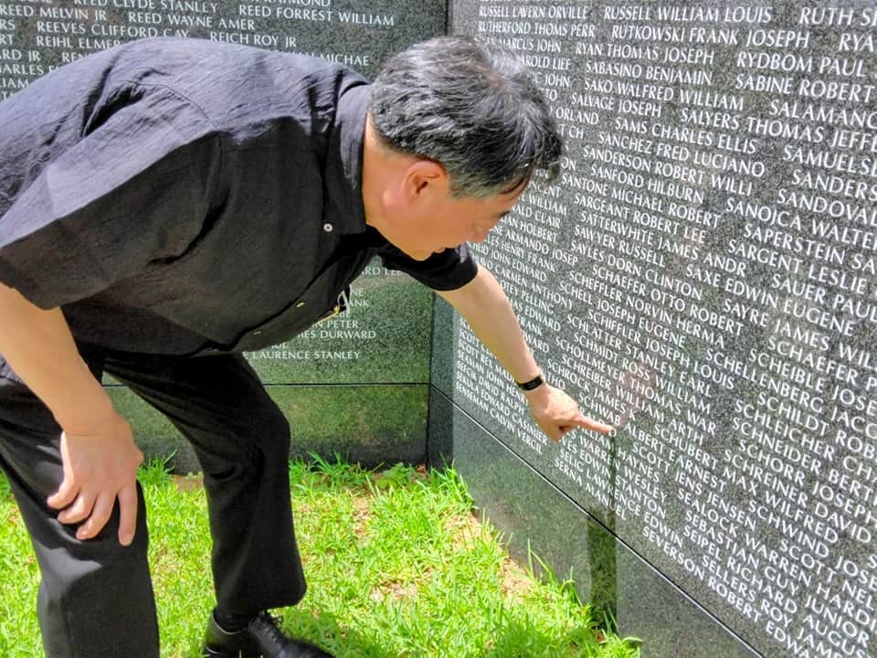 海江田万里さんのインスタグラム写真 - (海江田万里Instagram)「沖縄の慰霊式典は、敵味方の区別なく、全ての沖縄戦での戦死者を慰霊するセレモニーです。そのため米軍の戦死者1万4010名も「平和の礎」に名前が刻まれています。 私は、その中にアルバート・アーネスト・シュワブの名前を発見しました。彼はアメリカ海兵隊の一等兵で、沖縄上陸直後の5月7日、負傷した仲間を助けて、自ら銃弾に倒れ、その犠牲的な精神によってアメリカ軍人にとって最高の名誉であるシルバースター勲章を受章しました。そして、彼の名前は沖縄の海兵隊の駐屯地の名前として記憶されることになります。現在、埋め立てが強行されている辺野古の海は、このキャンプ・シュワブに接続しています。 私は辺野古の海の埋め立てには反対の立場ですが、それと沖縄戦で命を落とした若い米軍兵士の死を悼む気持ちは別物で、「平和の礎」に刻まれた彼の名前の前で彼の魂の平安を祈りました。戦争は敵味方、どちらにとっても不幸な物語を残します。」6月23日 22時26分 - kaiedabanri