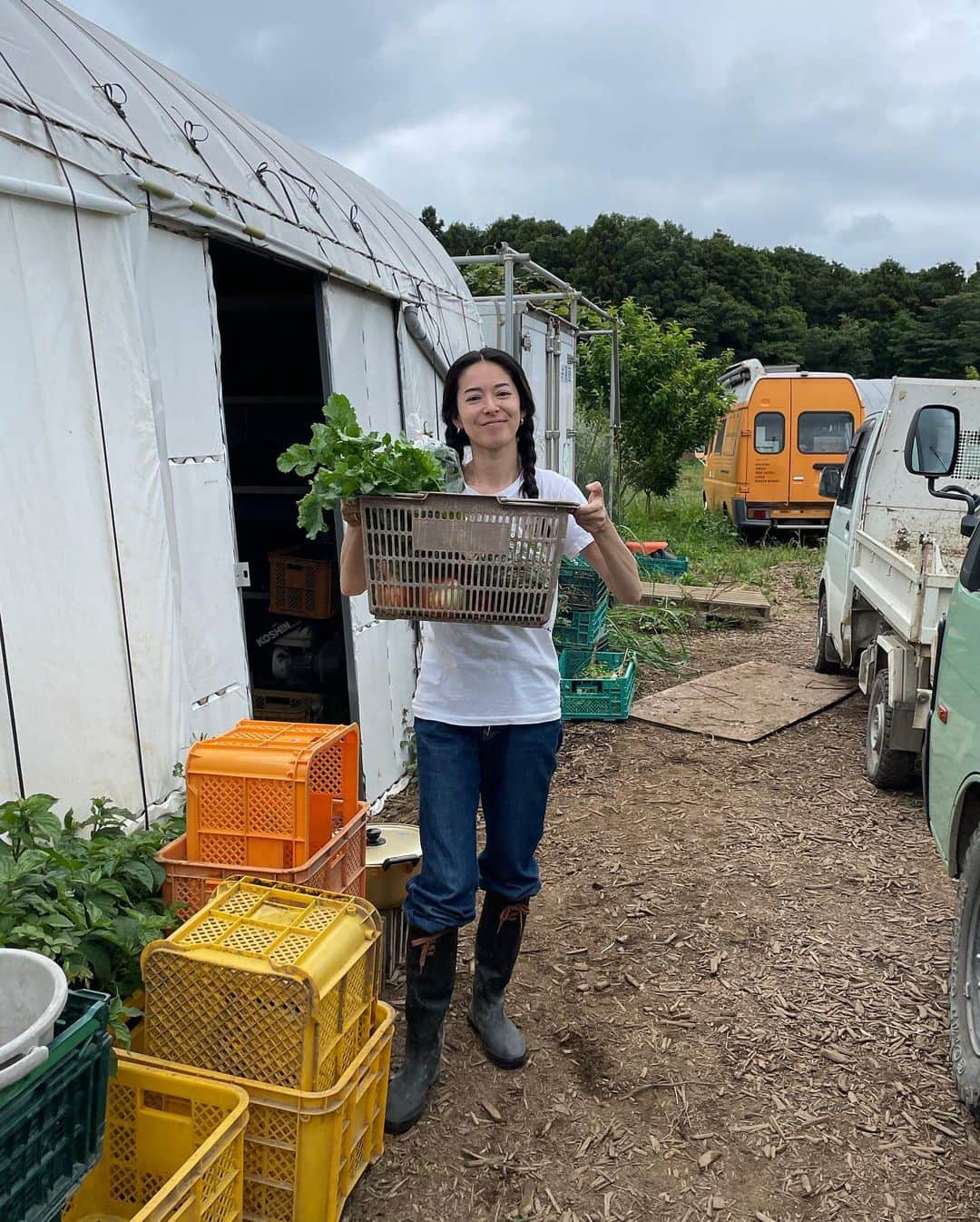 花楓のインスタグラム：「本日は取材のお仕事で📷 @nora_farm  @norafarm_vegetables  さんの畑にお邪魔しました。  自分の目で見て感じたことは 👦🏻にも伝えたい。 いつもゲーム漬けですもんね。 ダメとは言ってないよ🦭🤚🏻  何ごともバランス。  そして、 命を頂く意識。 大事。  頂きます🥬🙏🏻 ご馳走さまでした🙏🏻😌」