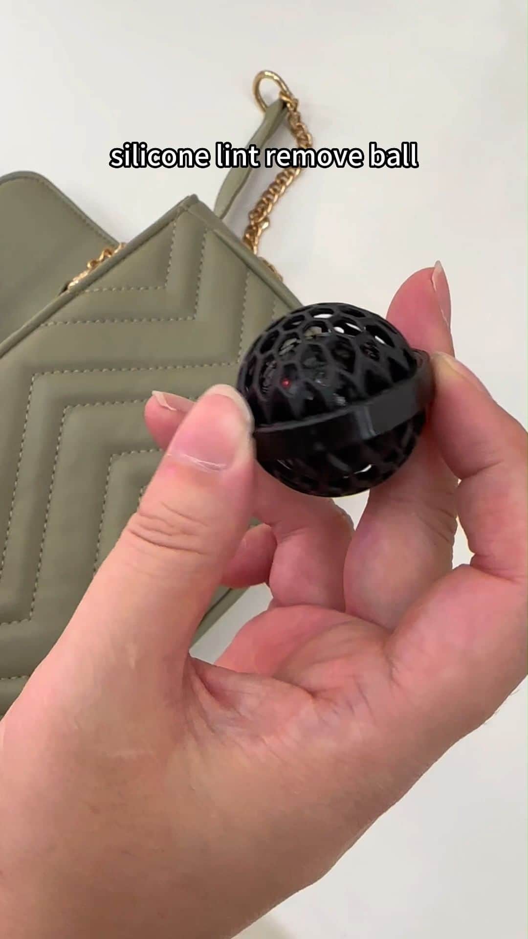 SHEINのインスタグラム：「Tired of digging through dirt and lint at the bottom of your bags? 👜😤 Rock and roll with this reusable silicone ball that picks up dusty, musty messes and rinses clean so you can remove grime on the go whenever, wherever 💫  🔎14483405  #SHEIN #SHEINforAll #SHEINstyle #fashion #chic #saveinstyle」