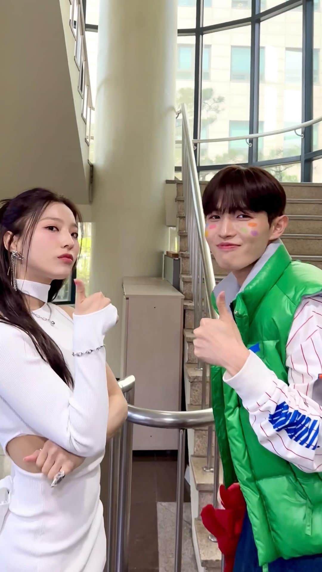 Mnetのインスタグラム：「내 뜻대로 맘대로 안돼도🐶 누가 뭐라 해도 Do😉 #menow #새롬 #SAEROM with #김재환 #KIMJAEHWAN @kjh_official #fromis_9 #프로미스나인 #flover」