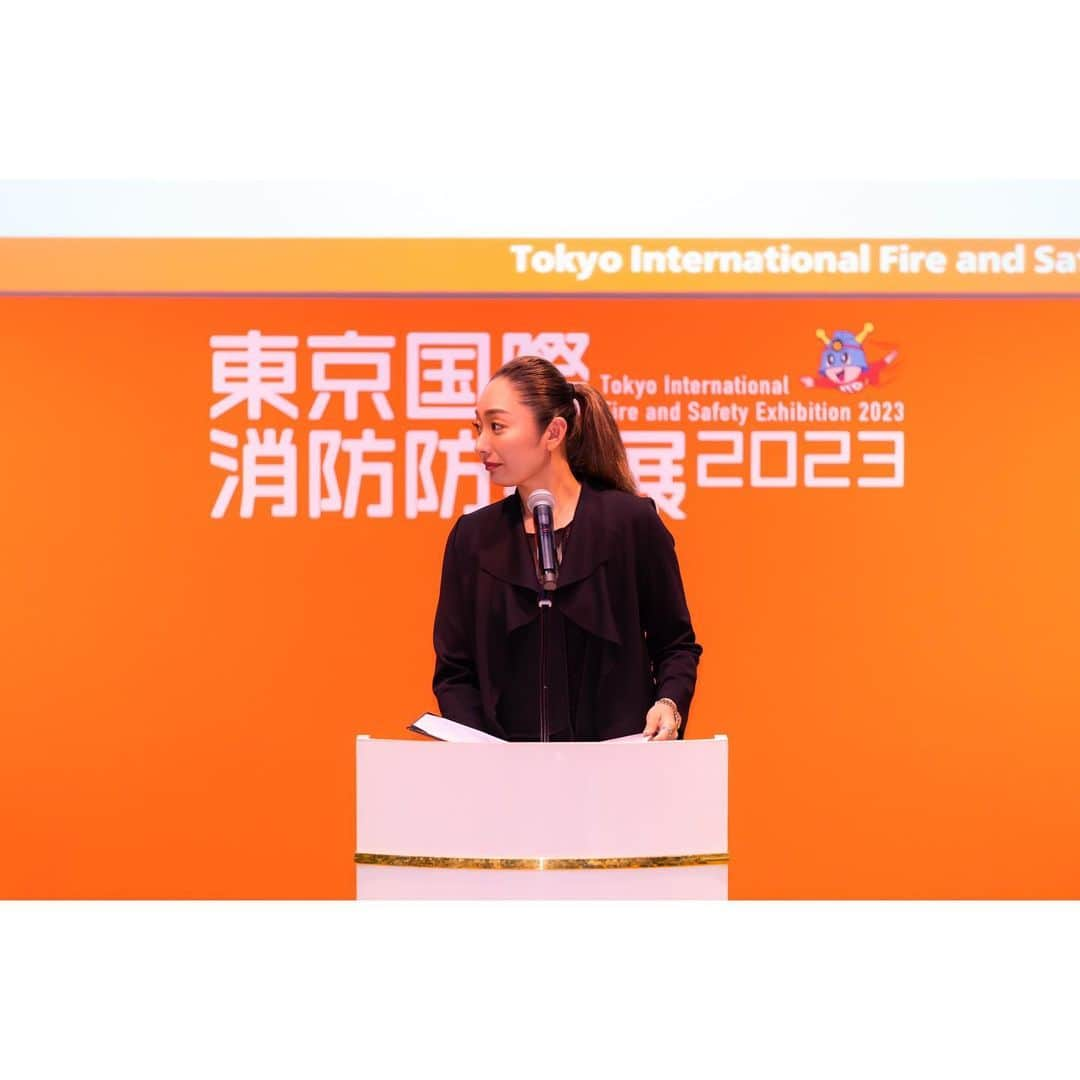 安藤美姫のインスタグラム：「When I went to  “Tokyo International Fire and Safety Exhibition 2023” and did some talking show!  先日 【東京国際消防防災展2023】  という東京ビックサイトで開催されたイベントに参加させて頂きました！  私が今回お声がけ頂けたのは 2011年の東日本 大震災以前から社会貢献活動をしていて 東日本大震災以降はReborn Gardenプロジェクトという自身の社会貢献活動がこのイベントの趣旨に合うからという事でした😌  消防防災展というと固いイメージで私で大丈夫なのかな？ と思いましたが色々な展示 最新のVRによる災害体験や消防車や救急車の展示な防災について色々と身近に学ぶ事が出来ました。  クロージングセレモニーではフジテレビ 永島優美さんの司会で 東京消防庁　吉田消防総監 株式会社ビッグサイト 石原社⻑のいらっしゃる中で光栄な事に  ”東京防災都市宣言“  をさせて頂きました。  これを機に　更に防災に対する意識と啓蒙活動が微力ながら出来たらなと思いました😌  是非皆さんも今後のご自身や大切な家族　親戚　友人との笑顔のためにももう一度　”防災“ について見つめ直してみて下さい🙏😌  #東京国際消防防災展2023 #TokyoInternationalFireandSafetyExhibition2023 #東京消防庁 #東京ビッグサイト #防災 #安藤美姫 #mikiando」