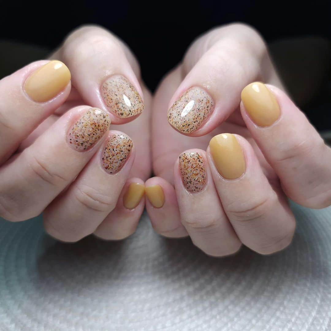 Yingのインスタグラム：「Yellow: Ruyigel #294 Sand effect: PREGEL #886, followed by PREMDOLL MUSE G669 and G668.  SHOP: @nailwonderlandsg www.nailwonderland.com」