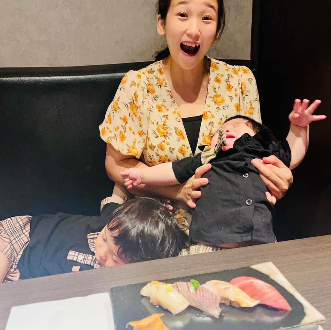 世手子さんのインスタグラム写真 - (世手子Instagram)「Sushi with family on off days🍣 Raising a child was hard, but sushi was delicious✨✨ On my day off, I enjoyed Shein's dress( ^ω^ ) オフの日は #寿司活 🍣🍣 家族で行ってきた(^_^) もはや夏海は家族化してるwww  #お寿司コーデ は @shein_japan  @sheinofficial  #夏コーデ 🌈🍹 かわいい花柄ワンピでエレガントな夏を演出(*´∀｀*)  🏝 SHEIN Frenchy-F Allover Floral Print Puff Sleeve Ruffle Hem Dress 🆔 14451680 オレンジってあまり着ないんだけど意外と爽やかになって素敵(*´∀｀*) 肩パフがこれまたかわええ❣️ やったwまだかわええもんがきれるwww  お得なクーポンあるのでぜひ使ってみてみてー^_^  🌟クーポン 🎈Coupon Code：JBV110    #SHEINbeachvacay #SHEINswimvibes #SHEINforAll #ad#SHEINpartner #クーポンコード #クーポン情報  #クーポン配布中  #シーインクーポン  #ドタバタ育児  #二児のママ  #2児育児 #赤ちゃんのいる暮らし  #3歳男の子 #3歳差育児  #二児の母 #二児ママ  #ママシンガー  #二児育児 #2児ママ #2児のママ #赤ちゃんのいる生活 #ad」6月23日 22時34分 - rojide