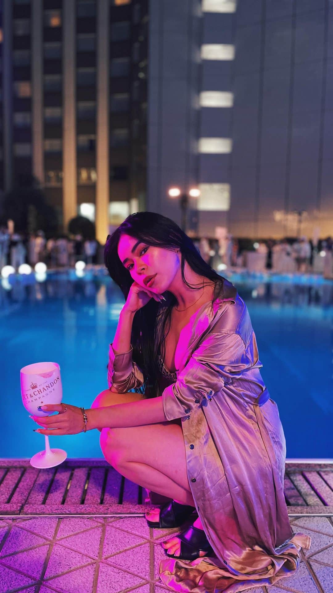 のインスタグラム：「"Summer Beach Club with Moët & Chandon by the skyline Opning party" ANAインターコンチプールに 「モエ・エ・シャンドン」のラグジュアリーな世界観をイメージした空間が 夏季限定でオープンするそうです👙♡ 美味しいモエと共に 可愛いプールで過ごせます💕 オシャレで美味しいケータリングもあって楽しかった🤭 キムカーダシアンも来日してました😊  動画、写真は全てじゅんこに撮ってもらったけど カメラマン並みの上手さwww 最近筋トレとヨガのおかげで ノーマルカメラでも盛れる🤭💕  #Hostedby #MoetChandonbytheskyline #ANAインターコンチネンタルホテル東京 #moetchandon #モエシャンドン #Sponsored #DrinkResponsibly」
