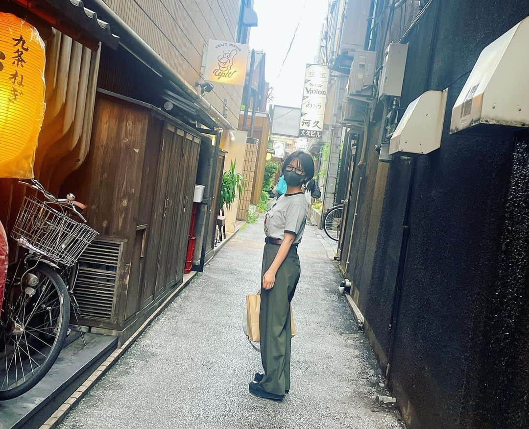 森本レオ子さんのインスタグラム写真 - (森本レオ子Instagram)「仕事ついでに京都満喫してきたーー。  観たいもの（いかにもな和の雰囲気と川沿いから性の匂いがするところと古着屋）がギュッと集まっているから京都はふらふらお散歩するのが楽しい。BMCの店長さん気さくで通いたい🥹🥹物理的な距離ｨ……🥹  みさちゃん干支一緒なのよ🐭つまりは12違うのよ。妹なのか娘なのか。年の離れた先輩と遊んでくれてありがとう。  #京都 #豆水楼 #池田屋 #古着屋bmc #姉活 #ママ活」6月23日 22時49分 - leocodon