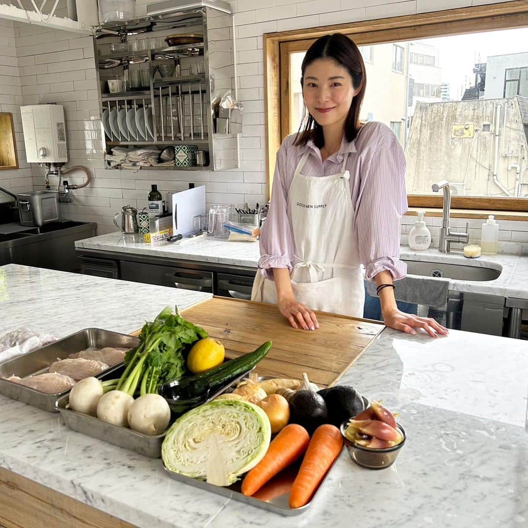 青谷優衣のインスタグラム：「料理教室を始めて4ヶ月  大好きな食に関わるお仕事ができて、幸せの日々です。🩵  明日から7月のご新規様のご予約が始まります！  ありがたいことにリピーター様のご予約でほとんど埋まっておりますので、お早めにご連絡ください😭✨  ほんのひと手間や少しのコツで、いつもの料理がグッとレベルアップするのを実感してもらえると思います。🩵  詳細はこちらをご確認ください👩🏻‍🍳 @valley_cooking   #料理教室 #料理教室東京 #家庭料理  #よだれ鶏 #塩豚のポテ」