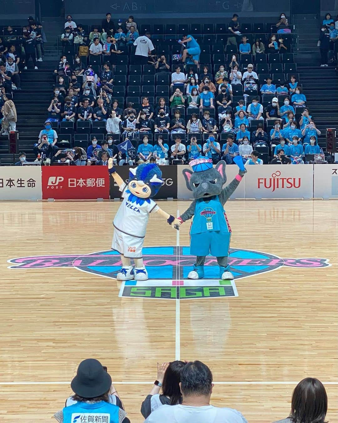 津田菜都美さんのインスタグラム写真 - (津田菜都美Instagram)「* B2🏀Final🔥熱すぎました。激闘すぎました。出来たてホヤホヤのSAGA🩵ARENAにお邪魔しました🧚‍♀️最高でしたね！こういうアリーナがどんどん増えますように‪‪☺︎‬✌︎︎✌︎︎マスコットのバルたんもLUCAもかわいすぎかよぉ♡♡ #佐賀バルーナーズ の皆様優勝おめでとうございます🎉 #長崎ヴェルカ も頑張った😭地元の誇りすぎぃ！！最短B1昇格✨有言実行🤟🏻今シーズンも感動をありがとうございました！！！ 既にオフシーズンで来季の動向が始まってますが来季からはB1🔥楽しみすぎます🫶🏻𝕃𝕖𝕥'𝕤 𝕘𝕠 VELCA!!!💙💙 #Bリーグ#Bリーグ観戦#Final#マスコットキャラクター#バルたん#LUCA#bリーグマスコット#佐賀バルーナーズ#長崎ヴェルカ#velca#SAGAアリーナ」6月23日 22時43分 - tsuda_723_official