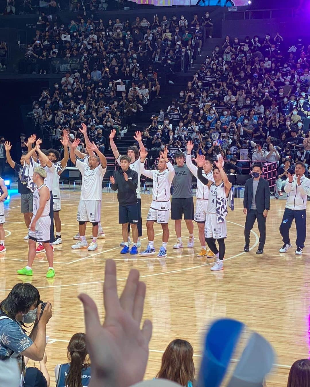 津田菜都美さんのインスタグラム写真 - (津田菜都美Instagram)「* B2🏀Final🔥熱すぎました。激闘すぎました。出来たてホヤホヤのSAGA🩵ARENAにお邪魔しました🧚‍♀️最高でしたね！こういうアリーナがどんどん増えますように‪‪☺︎‬✌︎︎✌︎︎マスコットのバルたんもLUCAもかわいすぎかよぉ♡♡ #佐賀バルーナーズ の皆様優勝おめでとうございます🎉 #長崎ヴェルカ も頑張った😭地元の誇りすぎぃ！！最短B1昇格✨有言実行🤟🏻今シーズンも感動をありがとうございました！！！ 既にオフシーズンで来季の動向が始まってますが来季からはB1🔥楽しみすぎます🫶🏻𝕃𝕖𝕥'𝕤 𝕘𝕠 VELCA!!!💙💙 #Bリーグ#Bリーグ観戦#Final#マスコットキャラクター#バルたん#LUCA#bリーグマスコット#佐賀バルーナーズ#長崎ヴェルカ#velca#SAGAアリーナ」6月23日 22時43分 - tsuda_723_official