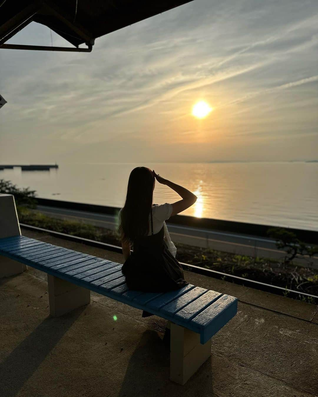 夢咲りりあさんのインスタグラム写真 - (夢咲りりあInstagram)「夕日が日本一綺麗な街にある下灘駅🚃 千と千尋の神隠しやすずめの戸締りなどのモデル地、という事で楽しみにしてたの！ 本当にすっごく綺麗な夕日でかなりの時間いました🌅」6月23日 22時44分 - yumesakiriria12