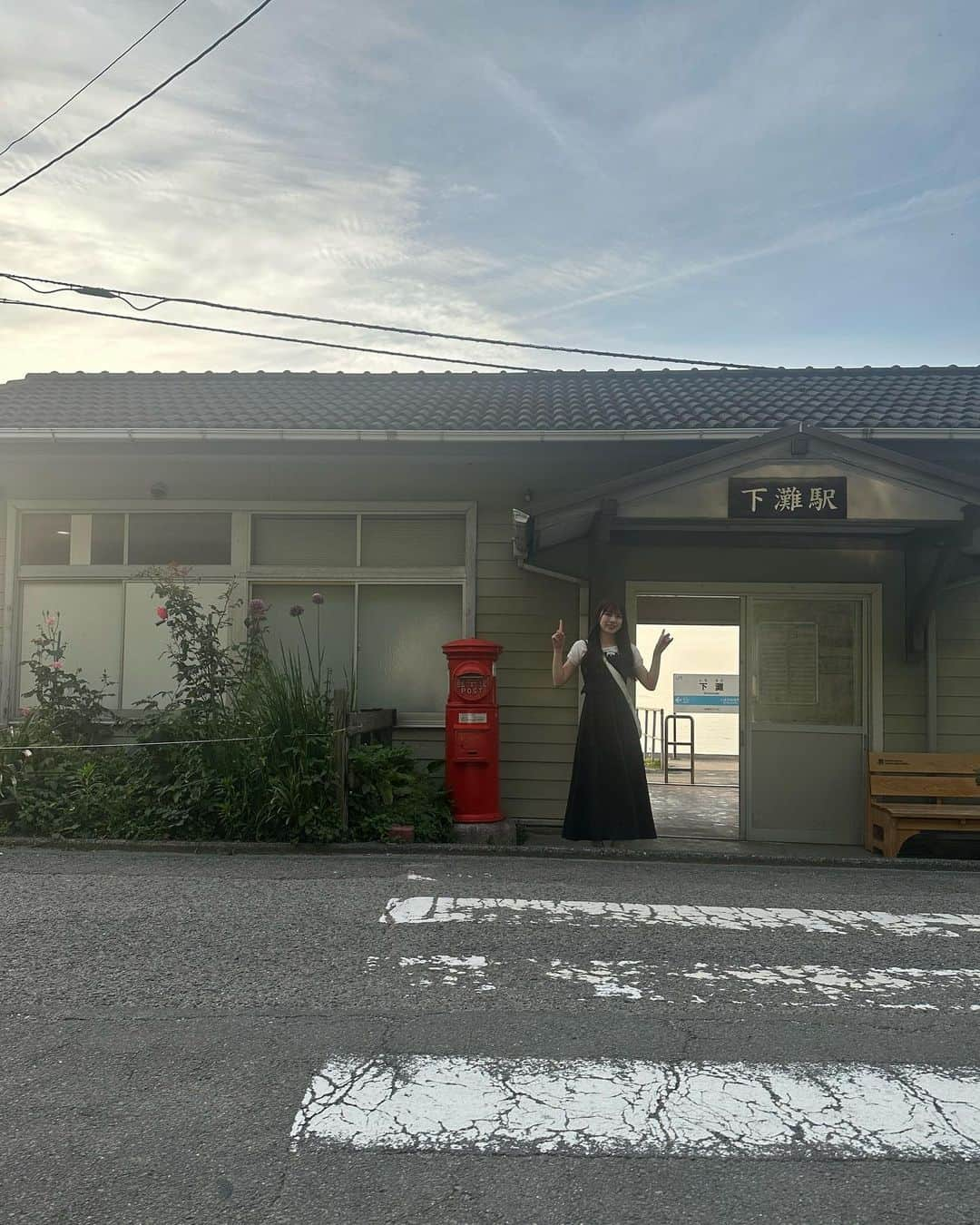 夢咲りりあさんのインスタグラム写真 - (夢咲りりあInstagram)「夕日が日本一綺麗な街にある下灘駅🚃 千と千尋の神隠しやすずめの戸締りなどのモデル地、という事で楽しみにしてたの！ 本当にすっごく綺麗な夕日でかなりの時間いました🌅」6月23日 22時44分 - yumesakiriria12