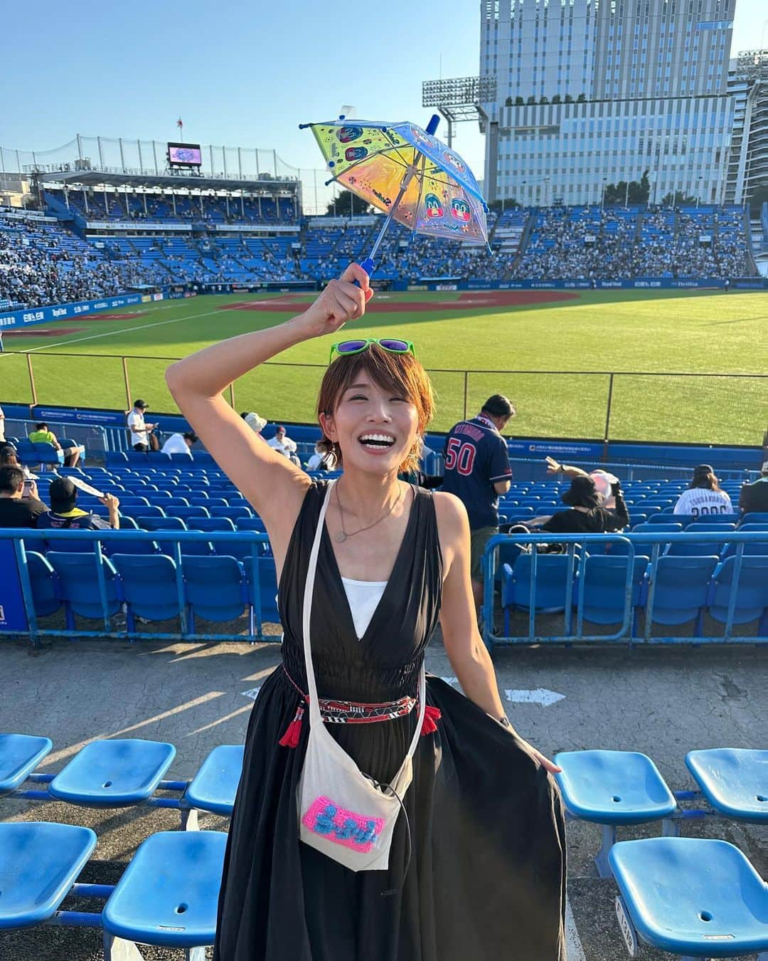 きゃっするひとみーさんのインスタグラム写真 - (きゃっするひとみーInstagram)「甲子園　🐯vs🐮 東京ドーム　🐰vs🦅 神宮　🐧vs🐮  三日間のスタジアムツアーどれも最高すぎた😭 最後の神宮は、ずっと行こう！っていってた夜明け前陸上部のジョニーと、熊本マラソンぶりのおばたさん☺️❤️この2人のおかげで東京でもきゃっするは悪いやつじゃない！！って広めてもらえました😭（広まってるんか？笑）  日々野球ネタについてつぶやきあい、去年一昨年ヤクルト強すぎる時はジョニーのことも嫌いになりそうやったけど。笑😩  席聞いてなくて行ったらまさかのライトスタンド。笑 甲子園でも行かんで！！笑  でもいつもは敵のホームでいつもはムカつくチャンステーマに選手登場曲を全部楽しめるのは最高！ #やまーだてっと 東京音頭もめっちゃできたし🤩🤩  村上くんHR56号のお祝いプレートも設置された直後らしく✨  ヤクルトは全体的に応援の声が小さいなと思ったけど、単純に甲子園がすごすぎるだけなんよな。。 応援歌は栄光と勝利掴み取りがち🤩✨  郷に入れば郷に従え🐧 ヤクルト応援とにかく楽しかった✨ あとウインナー山盛り美味しかった🤩  去年はZOZOと甲子園、京セラとマツダにいったので、来年は福岡ドームで若鷹軍団になりたい！！！！  最後お久しぶりのりなちゃんと🤩✨  👗 @desigual  👜 @jiriko_tuft   #ジョニー高橋サンダース  #ジョニー高橋コーチ  #ナイキ嫌い山本 #東京ヤクルトスワローズ  #すわほー  #東京音頭  #山田哲人  #神宮球場」6月23日 22時45分 - takaxjumppp