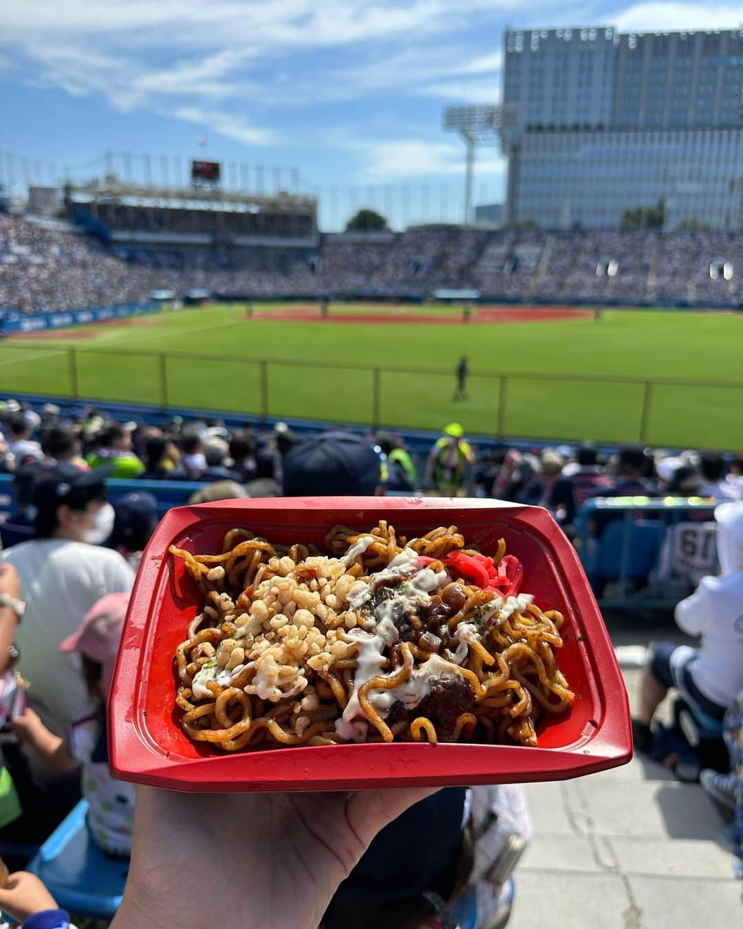 きゃっするひとみーさんのインスタグラム写真 - (きゃっするひとみーInstagram)「甲子園　🐯vs🐮 東京ドーム　🐰vs🦅 神宮　🐧vs🐮  三日間のスタジアムツアーどれも最高すぎた😭 最後の神宮は、ずっと行こう！っていってた夜明け前陸上部のジョニーと、熊本マラソンぶりのおばたさん☺️❤️この2人のおかげで東京でもきゃっするは悪いやつじゃない！！って広めてもらえました😭（広まってるんか？笑）  日々野球ネタについてつぶやきあい、去年一昨年ヤクルト強すぎる時はジョニーのことも嫌いになりそうやったけど。笑😩  席聞いてなくて行ったらまさかのライトスタンド。笑 甲子園でも行かんで！！笑  でもいつもは敵のホームでいつもはムカつくチャンステーマに選手登場曲を全部楽しめるのは最高！ #やまーだてっと 東京音頭もめっちゃできたし🤩🤩  村上くんHR56号のお祝いプレートも設置された直後らしく✨  ヤクルトは全体的に応援の声が小さいなと思ったけど、単純に甲子園がすごすぎるだけなんよな。。 応援歌は栄光と勝利掴み取りがち🤩✨  郷に入れば郷に従え🐧 ヤクルト応援とにかく楽しかった✨ あとウインナー山盛り美味しかった🤩  去年はZOZOと甲子園、京セラとマツダにいったので、来年は福岡ドームで若鷹軍団になりたい！！！！  最後お久しぶりのりなちゃんと🤩✨  👗 @desigual  👜 @jiriko_tuft   #ジョニー高橋サンダース  #ジョニー高橋コーチ  #ナイキ嫌い山本 #東京ヤクルトスワローズ  #すわほー  #東京音頭  #山田哲人  #神宮球場」6月23日 22時45分 - takaxjumppp