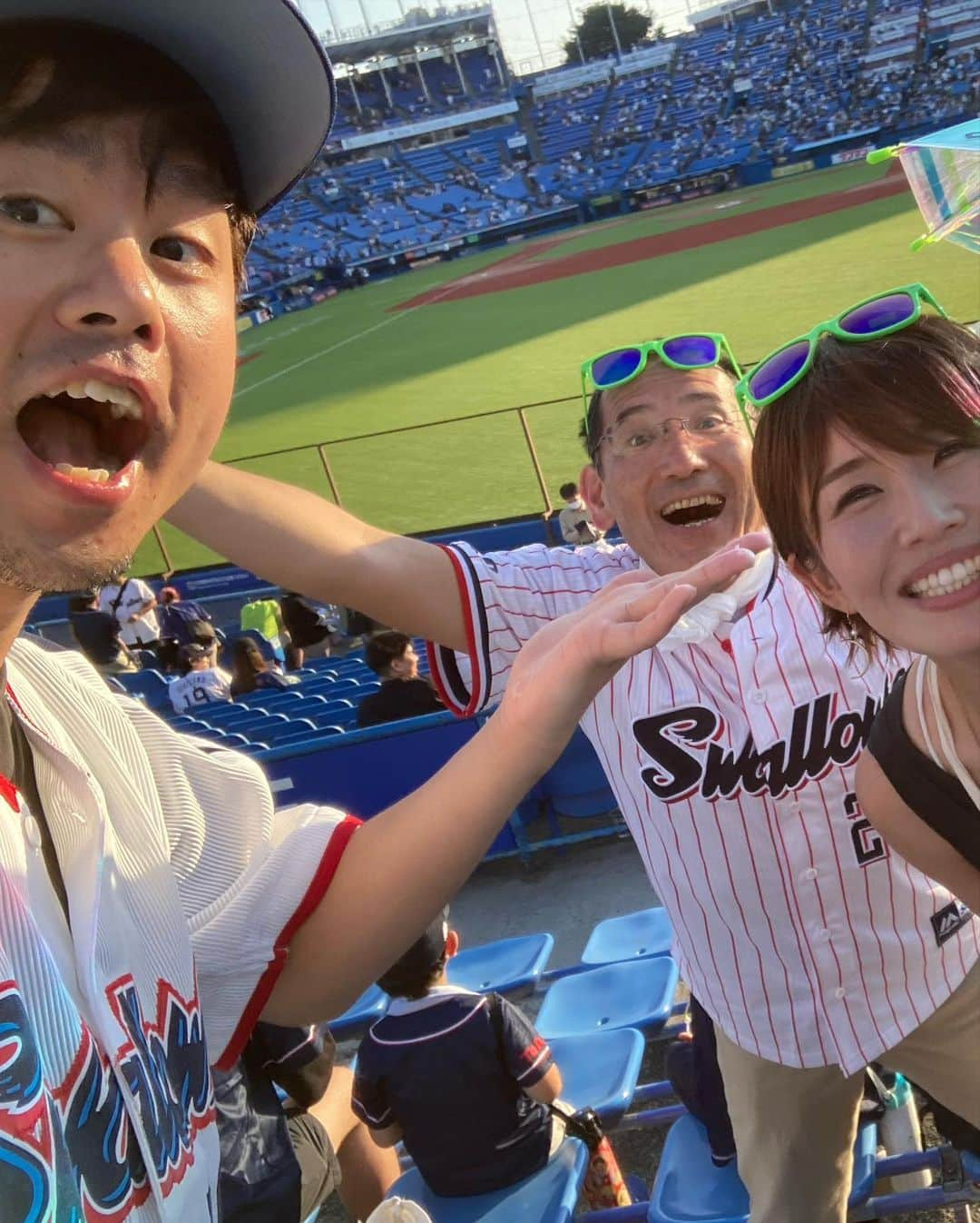 きゃっするひとみーさんのインスタグラム写真 - (きゃっするひとみーInstagram)「甲子園　🐯vs🐮 東京ドーム　🐰vs🦅 神宮　🐧vs🐮  三日間のスタジアムツアーどれも最高すぎた😭 最後の神宮は、ずっと行こう！っていってた夜明け前陸上部のジョニーと、熊本マラソンぶりのおばたさん☺️❤️この2人のおかげで東京でもきゃっするは悪いやつじゃない！！って広めてもらえました😭（広まってるんか？笑）  日々野球ネタについてつぶやきあい、去年一昨年ヤクルト強すぎる時はジョニーのことも嫌いになりそうやったけど。笑😩  席聞いてなくて行ったらまさかのライトスタンド。笑 甲子園でも行かんで！！笑  でもいつもは敵のホームでいつもはムカつくチャンステーマに選手登場曲を全部楽しめるのは最高！ #やまーだてっと 東京音頭もめっちゃできたし🤩🤩  村上くんHR56号のお祝いプレートも設置された直後らしく✨  ヤクルトは全体的に応援の声が小さいなと思ったけど、単純に甲子園がすごすぎるだけなんよな。。 応援歌は栄光と勝利掴み取りがち🤩✨  郷に入れば郷に従え🐧 ヤクルト応援とにかく楽しかった✨ あとウインナー山盛り美味しかった🤩  去年はZOZOと甲子園、京セラとマツダにいったので、来年は福岡ドームで若鷹軍団になりたい！！！！  最後お久しぶりのりなちゃんと🤩✨  👗 @desigual  👜 @jiriko_tuft   #ジョニー高橋サンダース  #ジョニー高橋コーチ  #ナイキ嫌い山本 #東京ヤクルトスワローズ  #すわほー  #東京音頭  #山田哲人  #神宮球場」6月23日 22時45分 - takaxjumppp