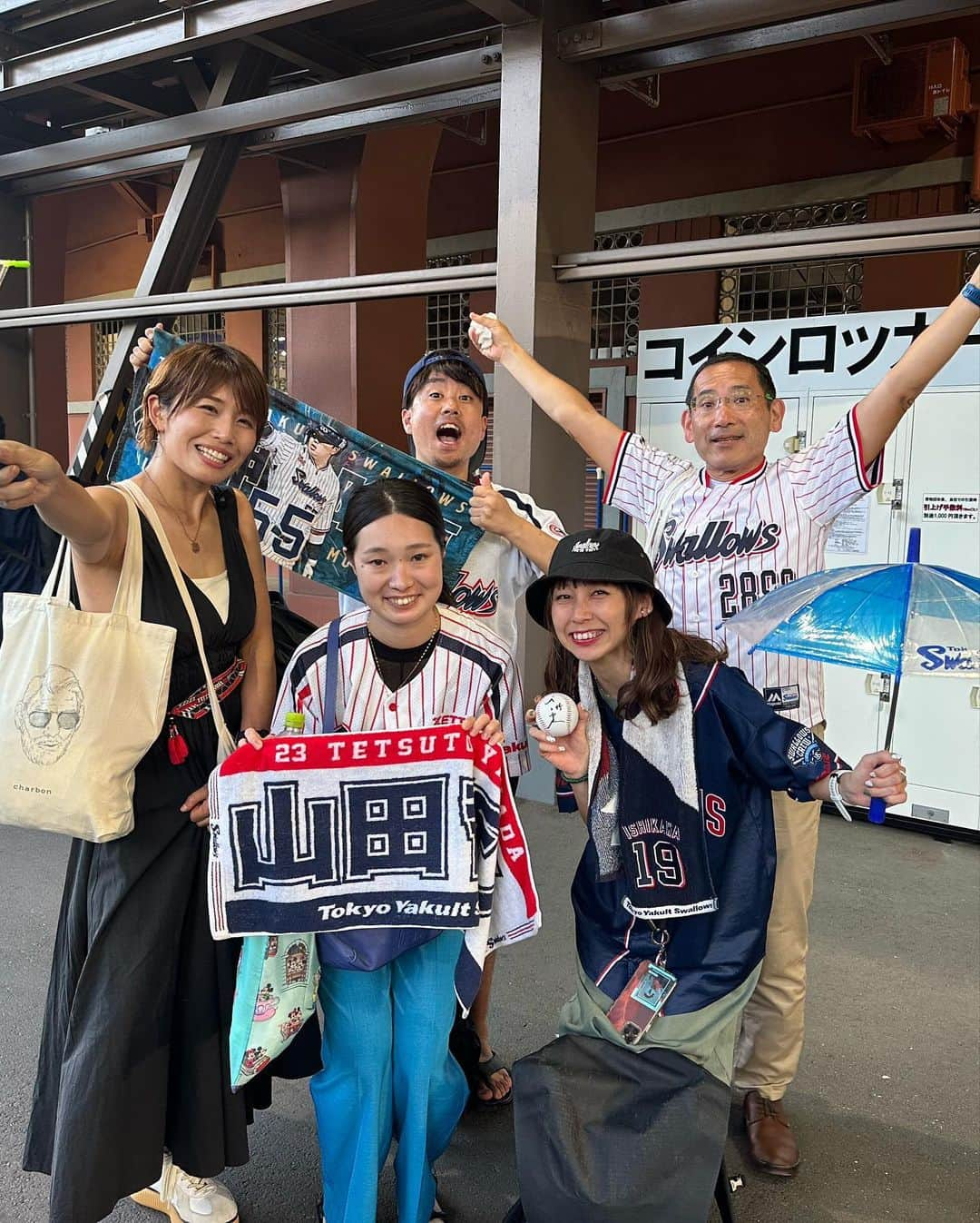 きゃっするひとみーさんのインスタグラム写真 - (きゃっするひとみーInstagram)「甲子園　🐯vs🐮 東京ドーム　🐰vs🦅 神宮　🐧vs🐮  三日間のスタジアムツアーどれも最高すぎた😭 最後の神宮は、ずっと行こう！っていってた夜明け前陸上部のジョニーと、熊本マラソンぶりのおばたさん☺️❤️この2人のおかげで東京でもきゃっするは悪いやつじゃない！！って広めてもらえました😭（広まってるんか？笑）  日々野球ネタについてつぶやきあい、去年一昨年ヤクルト強すぎる時はジョニーのことも嫌いになりそうやったけど。笑😩  席聞いてなくて行ったらまさかのライトスタンド。笑 甲子園でも行かんで！！笑  でもいつもは敵のホームでいつもはムカつくチャンステーマに選手登場曲を全部楽しめるのは最高！ #やまーだてっと 東京音頭もめっちゃできたし🤩🤩  村上くんHR56号のお祝いプレートも設置された直後らしく✨  ヤクルトは全体的に応援の声が小さいなと思ったけど、単純に甲子園がすごすぎるだけなんよな。。 応援歌は栄光と勝利掴み取りがち🤩✨  郷に入れば郷に従え🐧 ヤクルト応援とにかく楽しかった✨ あとウインナー山盛り美味しかった🤩  去年はZOZOと甲子園、京セラとマツダにいったので、来年は福岡ドームで若鷹軍団になりたい！！！！  最後お久しぶりのりなちゃんと🤩✨  👗 @desigual  👜 @jiriko_tuft   #ジョニー高橋サンダース  #ジョニー高橋コーチ  #ナイキ嫌い山本 #東京ヤクルトスワローズ  #すわほー  #東京音頭  #山田哲人  #神宮球場」6月23日 22時45分 - takaxjumppp