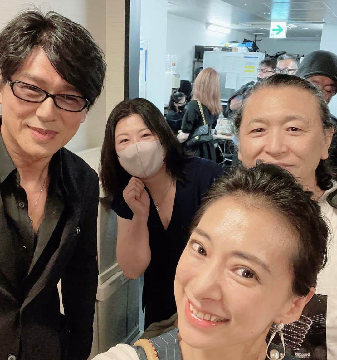 梅宮万紗子のインスタグラム：「克典さんのライヴ、横浜ビルボードに行ってきました。 飯田監督と、の、お友達と。  身内であんまり褒めると変でしょうね、でもね、克典さん、とても素敵でした。声がセクシーなんですよね。あれは本人は意識してなくて朝からあんな声なんでしょうね。  デビュー30周年記念だそうです。 克典さん、おめでとうございます。 たくさんお客さんが来てくれてましたね❣️  来月はジャズライブもあるそうで、 ジャズファンとしてはそちらも気になります。  #横浜ビルボード #高橋克典 #飯田譲治 #ジャズ好き  #横浜billboard」