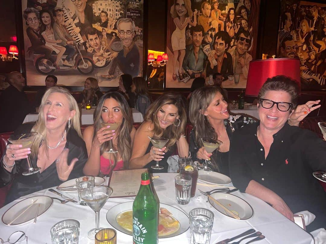 ヘザー・マクドナルドのインスタグラム：「My girls #birthday dinner as my birthday month continues @drakeshollywood @mrjuliegoldman @thebrandyhoward @lizkroman @krista_llamas #juicyscoop #celebrity #hollywood」
