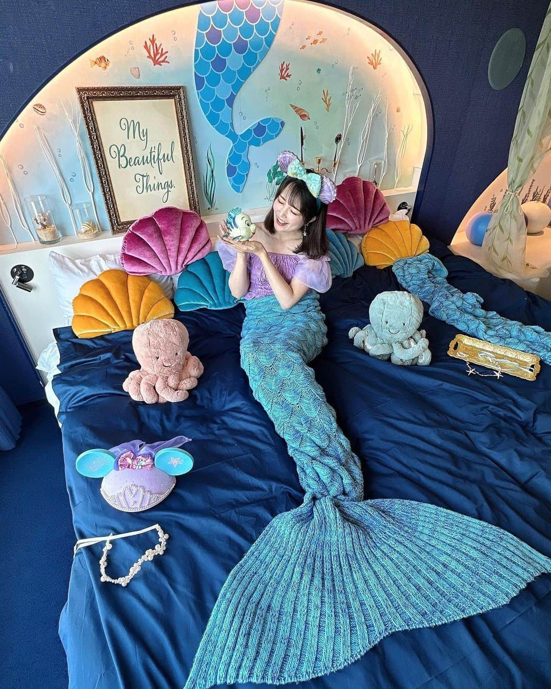 浅井麻里さんのインスタグラム写真 - (浅井麻里Instagram)「🧜‍♀️マーメイドルーム🧜‍♀️ ⁡ 浅井姉妹、人魚になりました🫧🧜‍♀️ ⁡ 今年も泊まってきたよー！ 東京ベイ東急ホテルのマーメイドルーム❤️🧜‍♀️ ⁡ 毎年パワーアップしてて今年も更に可愛い❤️😍 ⁡ お部屋に入った瞬間から海の中みたいな雰囲気で、 人魚の世界観たっぷり✨🫧🦀 ⁡ しかも、実写映画「リトル・マーメイド」の キス・ザ・ガールのシーンみたいな空間もあって (たこさんが置いてあるところね🐙) 映画思い出して更にテンション上がった💕🥰 ⁡ そして、マーメイドルームといえば、 人魚になれるブランケット🫧🧜‍♀️ アリエルになった気分で楽しい❤️ ⁡ 友達やお子さんと素敵な写真が撮れるよー♬📸 ⁡ ⁡ 東京ベイ東急ホテルは朝食ビュッフェも毎回の楽しみ♬ ⁡ ラインナップが変わってたー！😳✨ 美味しさはそのまま💕 食事メニューはもちろん、デザートも💕🍰 ⁡ 子供向けの可愛くて面白いスイーツマシンもあったから お子さんも喜びそう♬🍫 ⁡ あと、ぬい撮りできるフォトスポットがあるから みつけたら撮ってみてね❤️😉 ⁡ ⁡ 💫東京ベイ東急ホテル @tokyobaytokyuhotel  千葉県浦安市日の出7-2-3 (新浦安駅から無料シャトルバス有り🚌) 🧜‍♀️マーメイドルーム 9月30日(土)までの期間限定✨ ⁡ ⁡ #東京ベイ東急ホテル #tokyobaytokyuhotel #マーメイドルーム #PR #お泊まり女子会 #リトルマーメイド #人魚 #アリエル #アリエルコーデ #アリエルバウンド #mermaid #littlemermaid #thelittlemermaid #disneyprincess #アリエルカチューシャ #人魚姫 #ディズニープリンセス #ホテル女子会 #お泊り女子会 #ディズニーホテル #ホテルステイ #ディズニーコーデ #ディズニーバウンド #お泊まりディズニー #マーメイド #ディズニーリゾート #ariel #パートオブユアワールド #キスザガール」6月23日 22時58分 - mari_asai_625