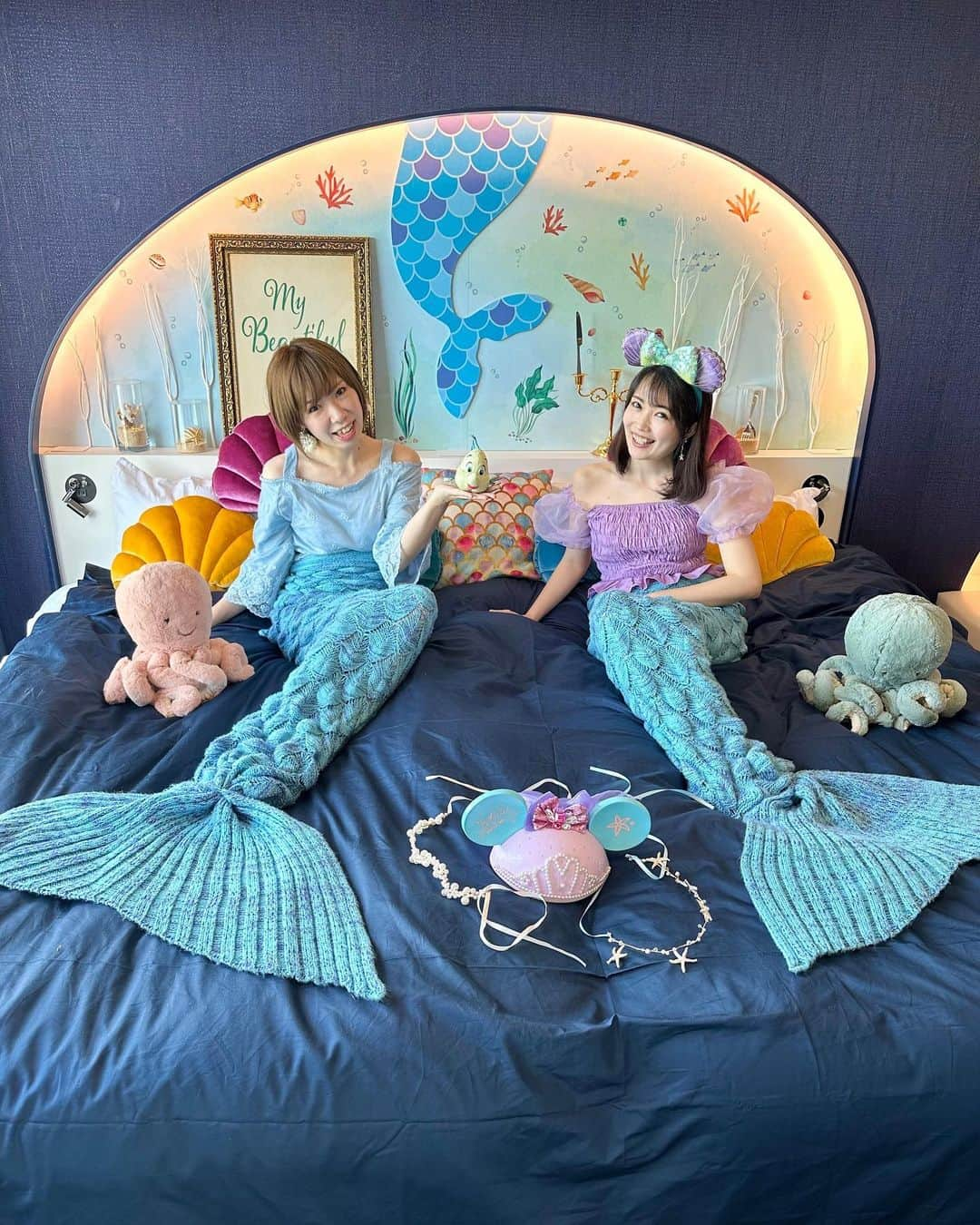 浅井麻里さんのインスタグラム写真 - (浅井麻里Instagram)「🧜‍♀️マーメイドルーム🧜‍♀️ ⁡ 浅井姉妹、人魚になりました🫧🧜‍♀️ ⁡ 今年も泊まってきたよー！ 東京ベイ東急ホテルのマーメイドルーム❤️🧜‍♀️ ⁡ 毎年パワーアップしてて今年も更に可愛い❤️😍 ⁡ お部屋に入った瞬間から海の中みたいな雰囲気で、 人魚の世界観たっぷり✨🫧🦀 ⁡ しかも、実写映画「リトル・マーメイド」の キス・ザ・ガールのシーンみたいな空間もあって (たこさんが置いてあるところね🐙) 映画思い出して更にテンション上がった💕🥰 ⁡ そして、マーメイドルームといえば、 人魚になれるブランケット🫧🧜‍♀️ アリエルになった気分で楽しい❤️ ⁡ 友達やお子さんと素敵な写真が撮れるよー♬📸 ⁡ ⁡ 東京ベイ東急ホテルは朝食ビュッフェも毎回の楽しみ♬ ⁡ ラインナップが変わってたー！😳✨ 美味しさはそのまま💕 食事メニューはもちろん、デザートも💕🍰 ⁡ 子供向けの可愛くて面白いスイーツマシンもあったから お子さんも喜びそう♬🍫 ⁡ あと、ぬい撮りできるフォトスポットがあるから みつけたら撮ってみてね❤️😉 ⁡ ⁡ 💫東京ベイ東急ホテル @tokyobaytokyuhotel  千葉県浦安市日の出7-2-3 (新浦安駅から無料シャトルバス有り🚌) 🧜‍♀️マーメイドルーム 9月30日(土)までの期間限定✨ ⁡ ⁡ #東京ベイ東急ホテル #tokyobaytokyuhotel #マーメイドルーム #PR #お泊まり女子会 #リトルマーメイド #人魚 #アリエル #アリエルコーデ #アリエルバウンド #mermaid #littlemermaid #thelittlemermaid #disneyprincess #アリエルカチューシャ #人魚姫 #ディズニープリンセス #ホテル女子会 #お泊り女子会 #ディズニーホテル #ホテルステイ #ディズニーコーデ #ディズニーバウンド #お泊まりディズニー #マーメイド #ディズニーリゾート #ariel #パートオブユアワールド #キスザガール」6月23日 22時58分 - mari_asai_625