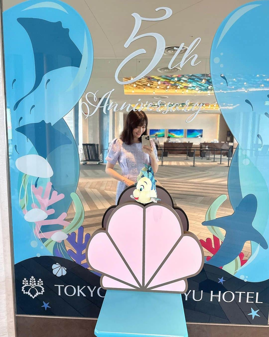 浅井麻里さんのインスタグラム写真 - (浅井麻里Instagram)「🧜‍♀️マーメイドルーム🧜‍♀️ ⁡ 浅井姉妹、人魚になりました🫧🧜‍♀️ ⁡ 今年も泊まってきたよー！ 東京ベイ東急ホテルのマーメイドルーム❤️🧜‍♀️ ⁡ 毎年パワーアップしてて今年も更に可愛い❤️😍 ⁡ お部屋に入った瞬間から海の中みたいな雰囲気で、 人魚の世界観たっぷり✨🫧🦀 ⁡ しかも、実写映画「リトル・マーメイド」の キス・ザ・ガールのシーンみたいな空間もあって (たこさんが置いてあるところね🐙) 映画思い出して更にテンション上がった💕🥰 ⁡ そして、マーメイドルームといえば、 人魚になれるブランケット🫧🧜‍♀️ アリエルになった気分で楽しい❤️ ⁡ 友達やお子さんと素敵な写真が撮れるよー♬📸 ⁡ ⁡ 東京ベイ東急ホテルは朝食ビュッフェも毎回の楽しみ♬ ⁡ ラインナップが変わってたー！😳✨ 美味しさはそのまま💕 食事メニューはもちろん、デザートも💕🍰 ⁡ 子供向けの可愛くて面白いスイーツマシンもあったから お子さんも喜びそう♬🍫 ⁡ あと、ぬい撮りできるフォトスポットがあるから みつけたら撮ってみてね❤️😉 ⁡ ⁡ 💫東京ベイ東急ホテル @tokyobaytokyuhotel  千葉県浦安市日の出7-2-3 (新浦安駅から無料シャトルバス有り🚌) 🧜‍♀️マーメイドルーム 9月30日(土)までの期間限定✨ ⁡ ⁡ #東京ベイ東急ホテル #tokyobaytokyuhotel #マーメイドルーム #PR #お泊まり女子会 #リトルマーメイド #人魚 #アリエル #アリエルコーデ #アリエルバウンド #mermaid #littlemermaid #thelittlemermaid #disneyprincess #アリエルカチューシャ #人魚姫 #ディズニープリンセス #ホテル女子会 #お泊り女子会 #ディズニーホテル #ホテルステイ #ディズニーコーデ #ディズニーバウンド #お泊まりディズニー #マーメイド #ディズニーリゾート #ariel #パートオブユアワールド #キスザガール」6月23日 22時58分 - mari_asai_625