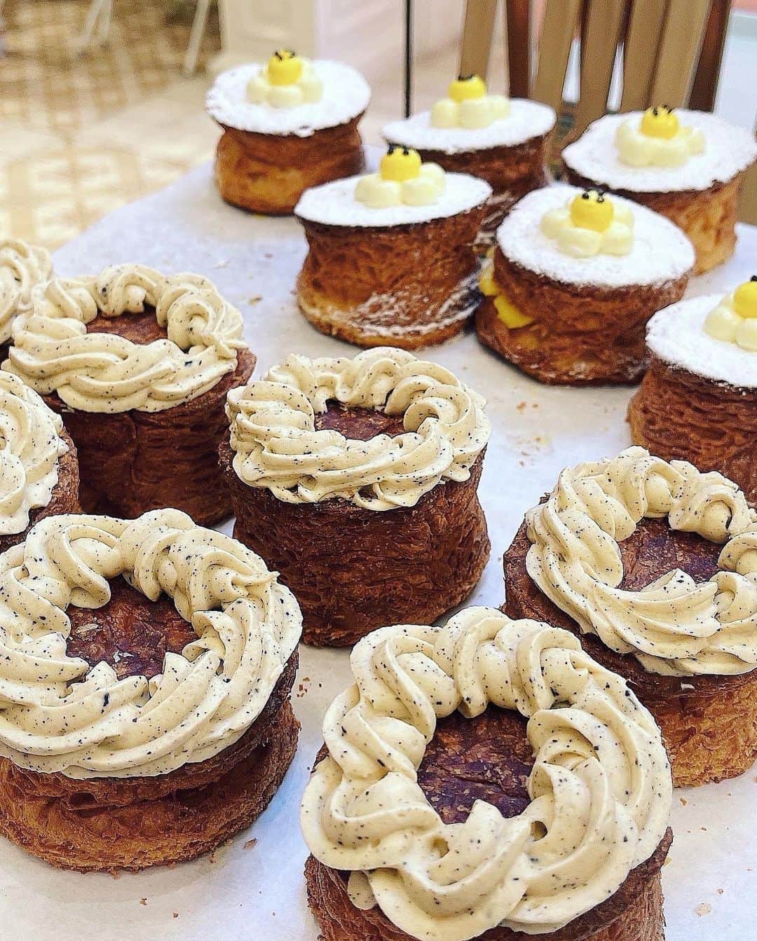 ダレノガレ明美さんのインスタグラム写真 - (ダレノガレ明美Instagram)「韓国の可愛いカフェ🌼 パンもドリンクもケーキも どれも美味しくてお店中が可愛かったです☺️ わくわくして少女の気持ちになれる空間になっています🌼 オススメ☕️」6月23日 22時53分 - darenogare.akemi