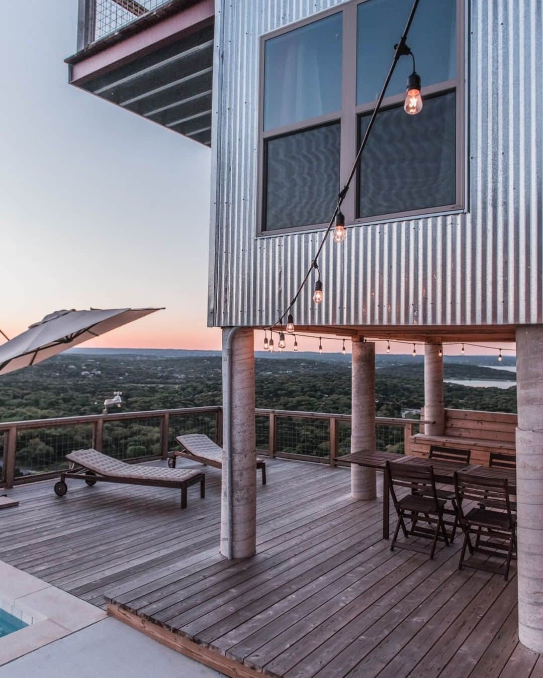 のインスタグラム：「Big skies in the Texas countryside.」